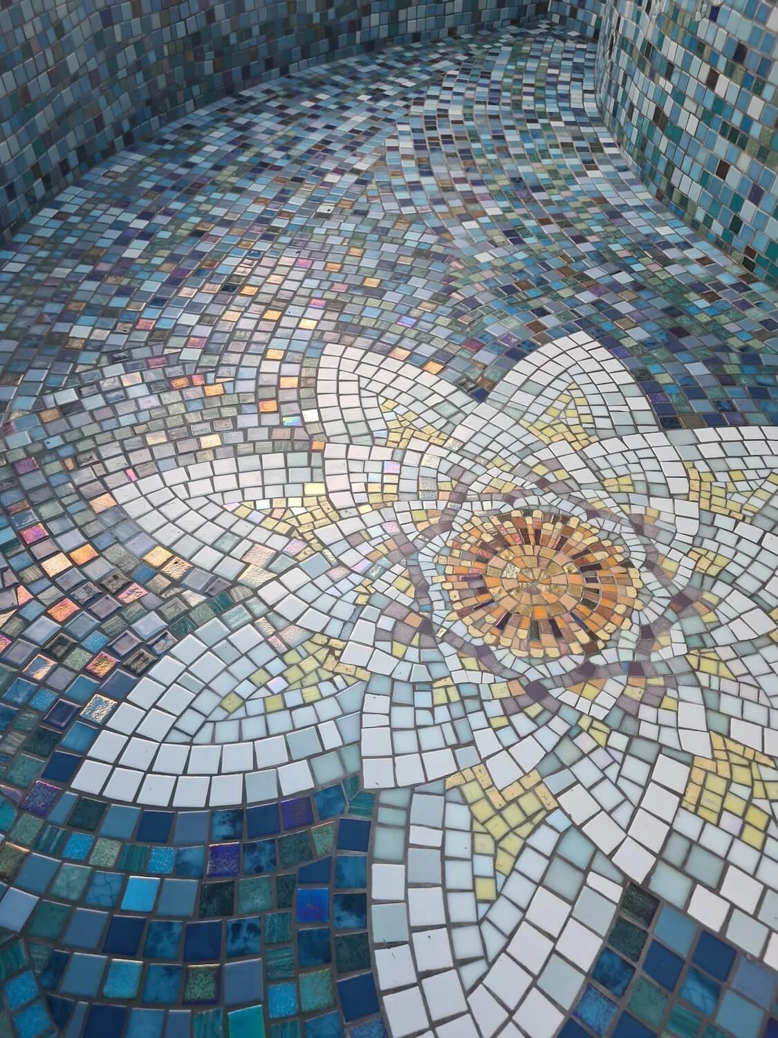 Mosaikbrunnen mit Lotusblüte
