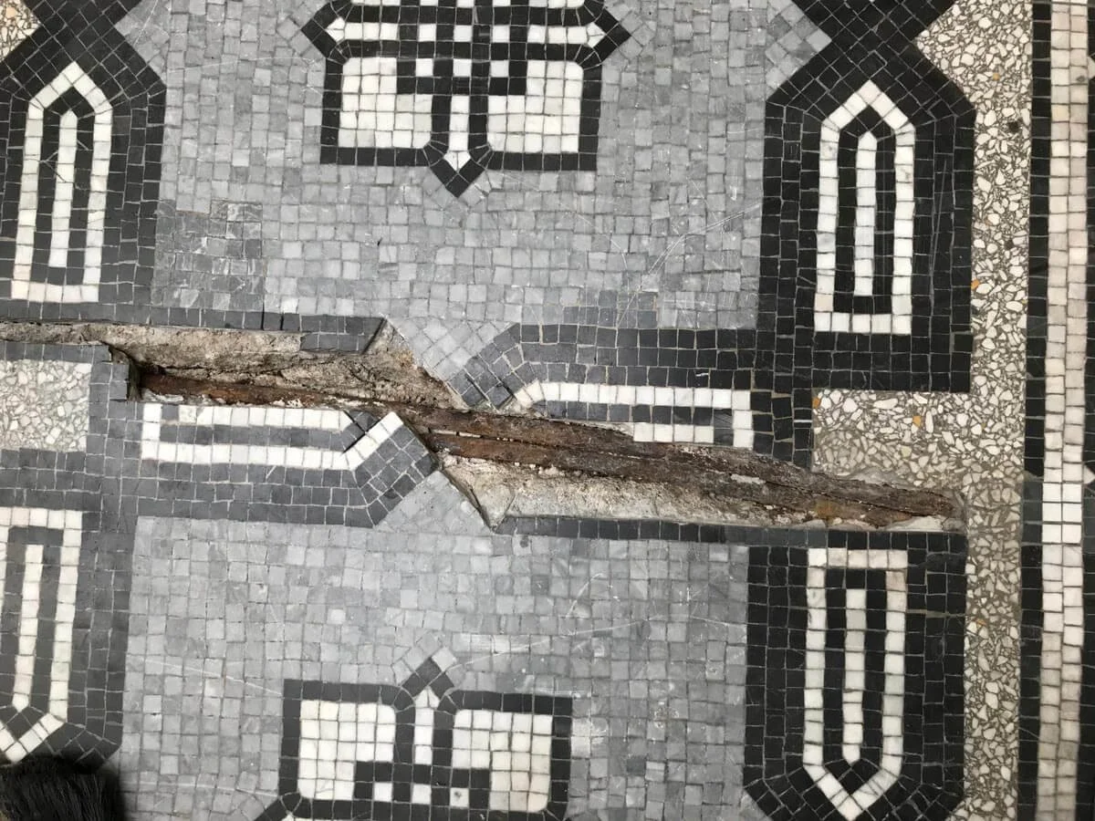 Beschädigter Mosaikfußboden im Hotel de Rome