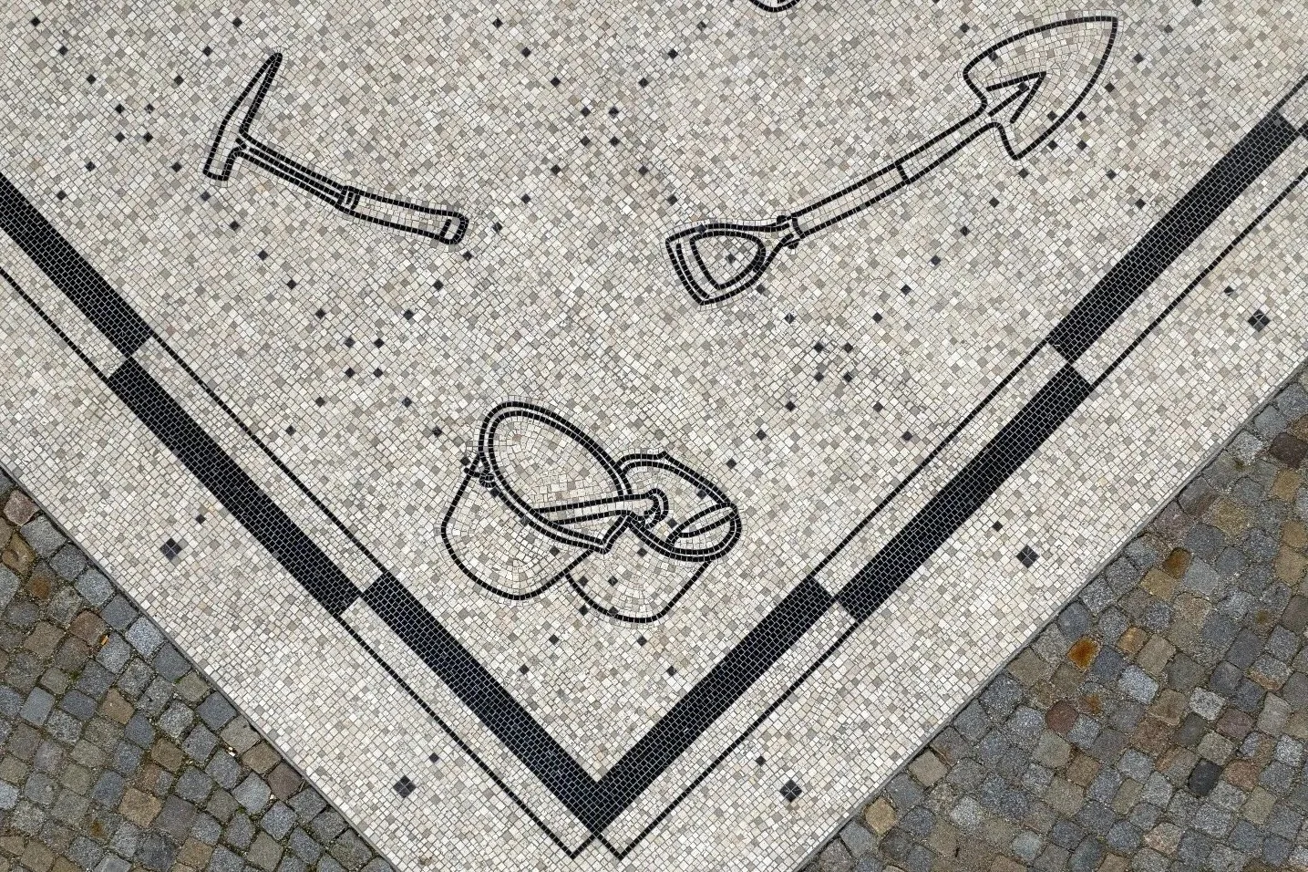 „The Tale of the Scale and the Skull“ von Alona Rodeh