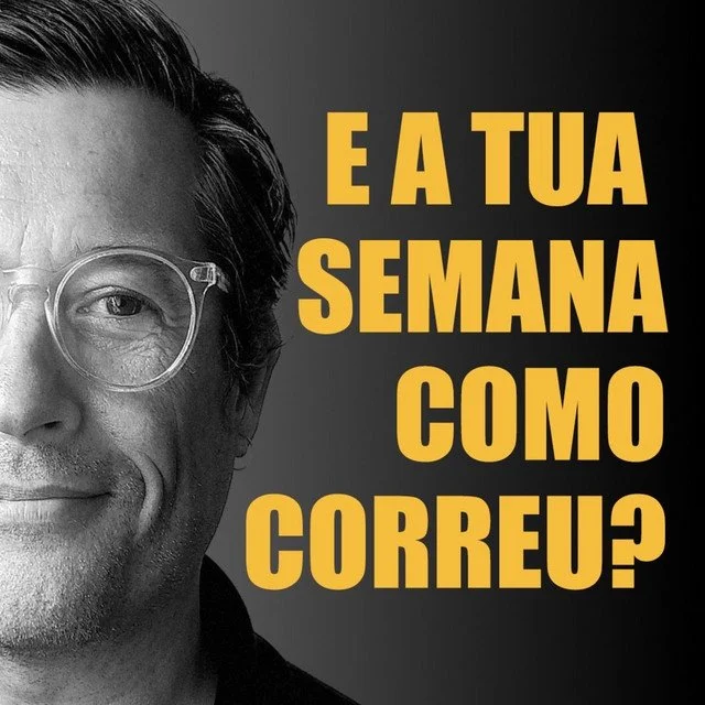 A black and white photo of a man with glasses, smiling slightly, with text in Portuguese saying "E a tua semana como correu?" in large yellow letters on a black background.