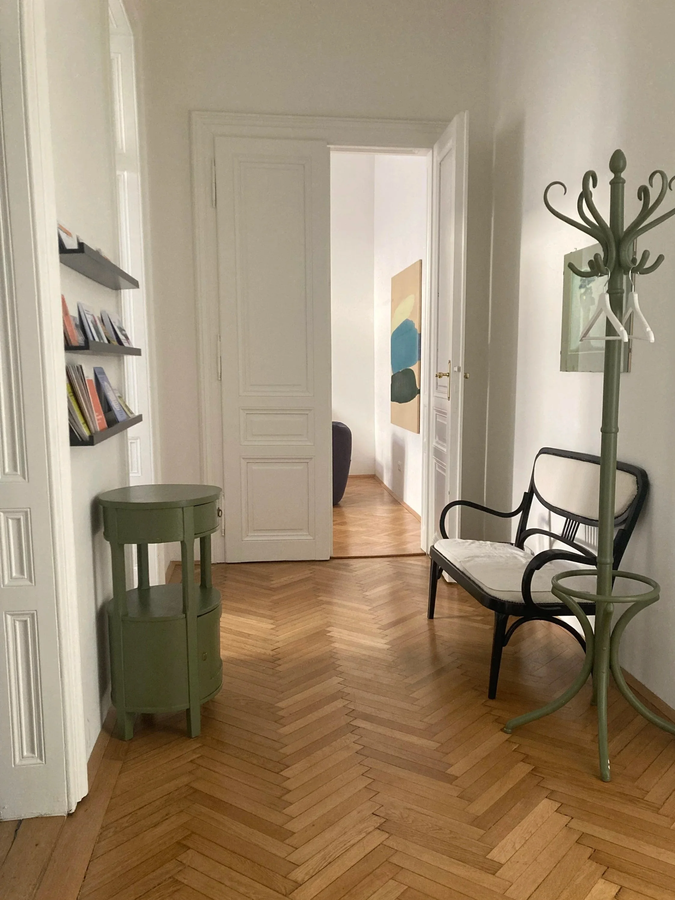 Blic in den Wartebereich der Gemeinschaftspraxis in Baden bei Wien.