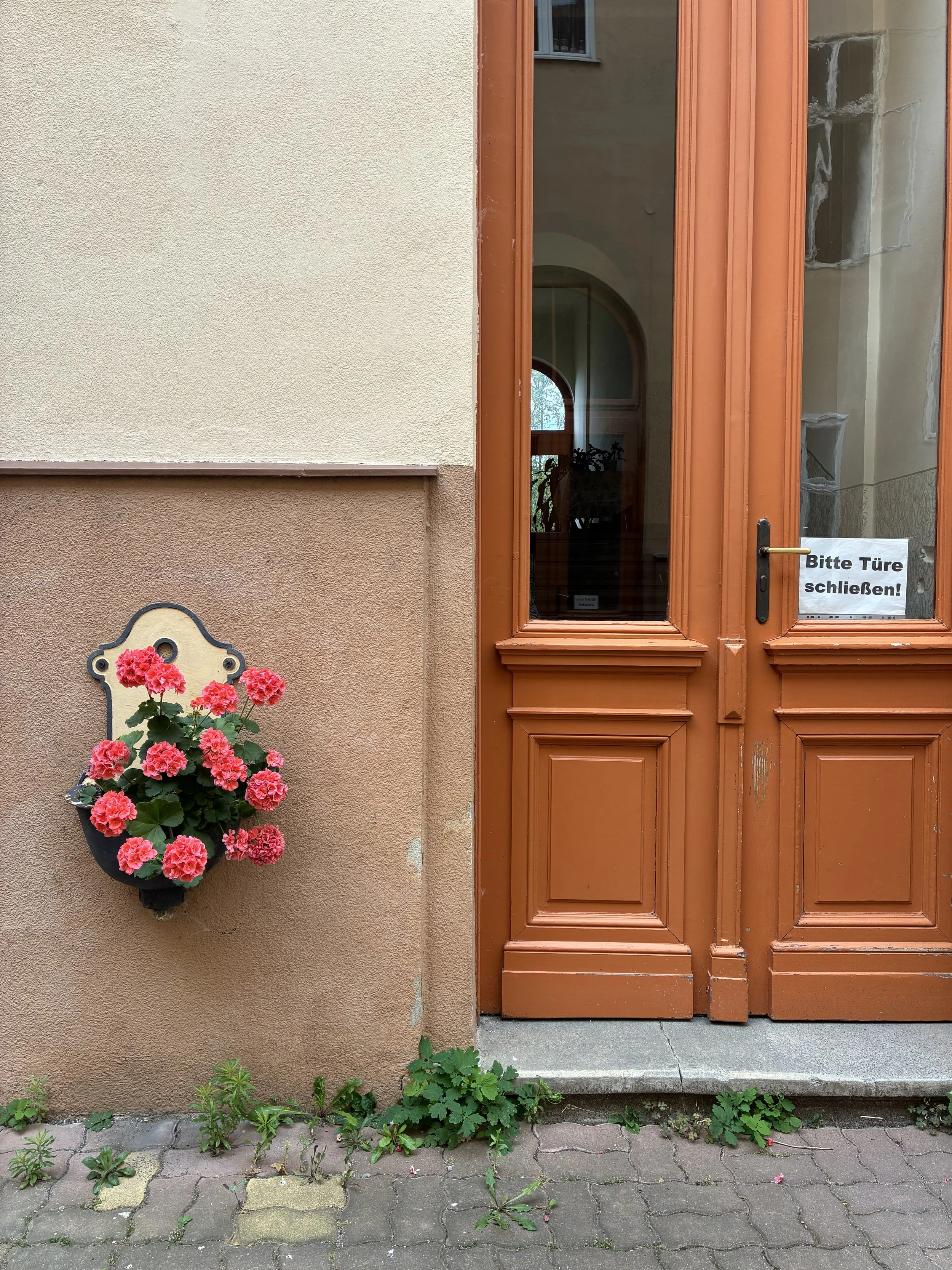 Innenhof, über den man in die psychotherapeutische Praxis von Martina Purrer gelangt.