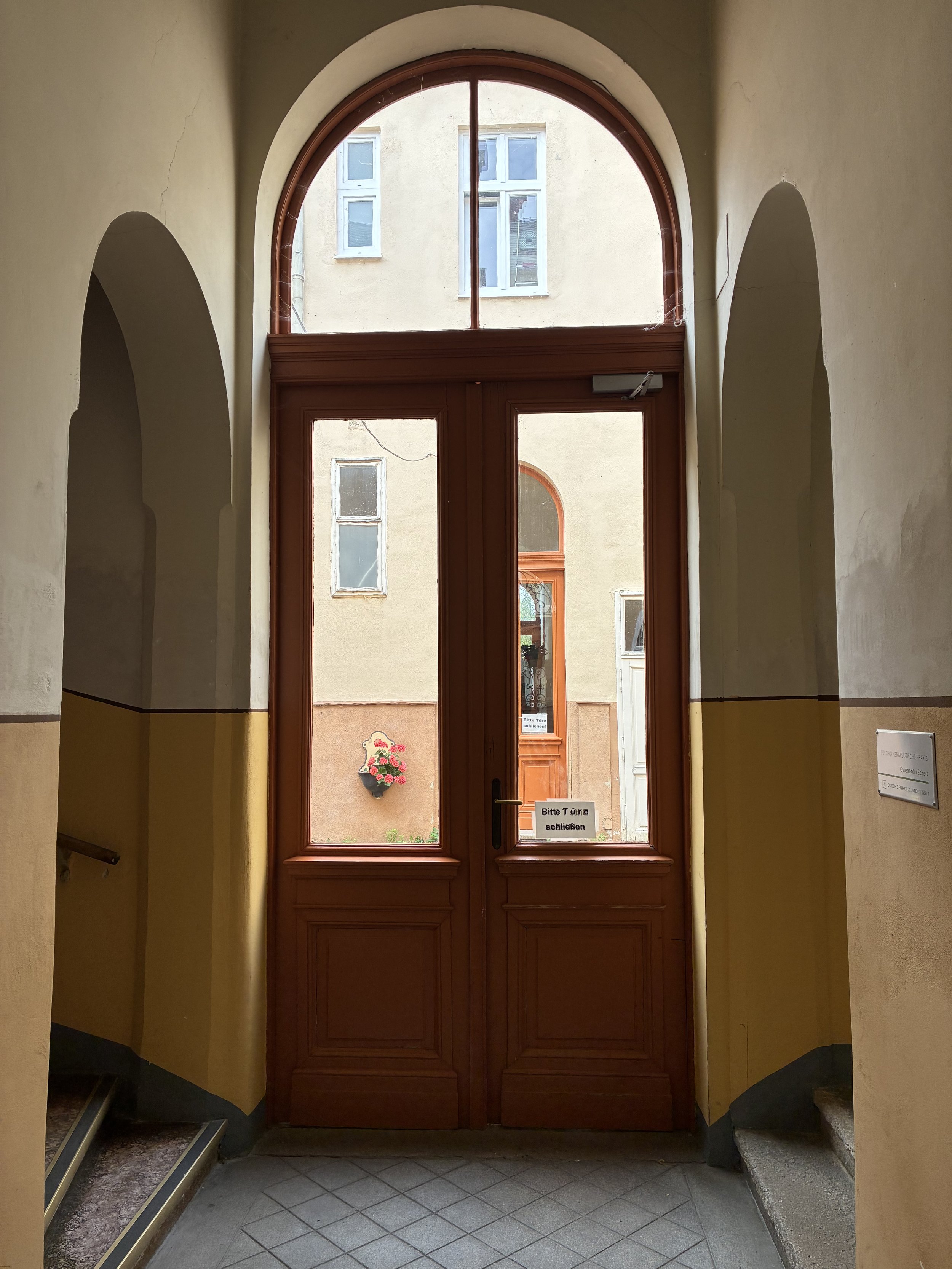 Eingangsbereich der psychotherapeutischen Praxis von Martina Purrer