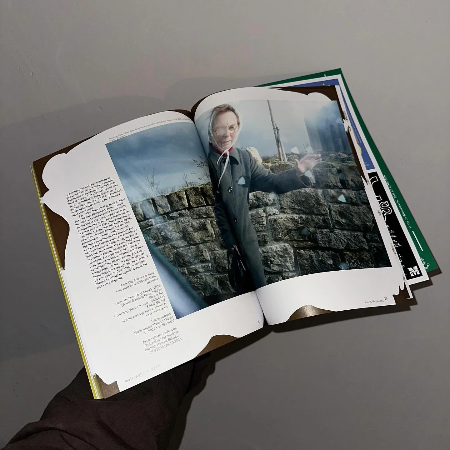 schreef het essay &lsquo;Een kind dat huilt om een schelp&rsquo; in opdracht van @metropolism_mag over rouwrituelen🕯️ aan bod komt mijn dode huisdier, @staci.bushea&rsquo;s &lsquo;Dying Livingly&rsquo; (2025), tentoonstelling &lsquo;Tussen werelden&