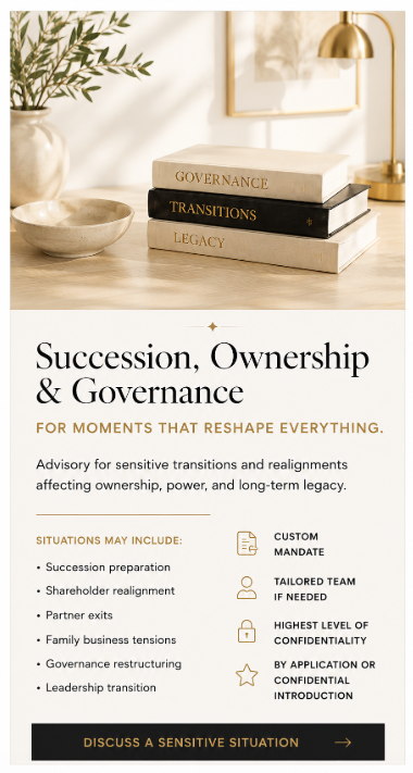 Un dépliant ou une brochure sur la succession, la propriété et la gouvernance avec des livres empilés sur une table, une plante verte, un vase, un cadre et une lampe dorée en arrière-plan.