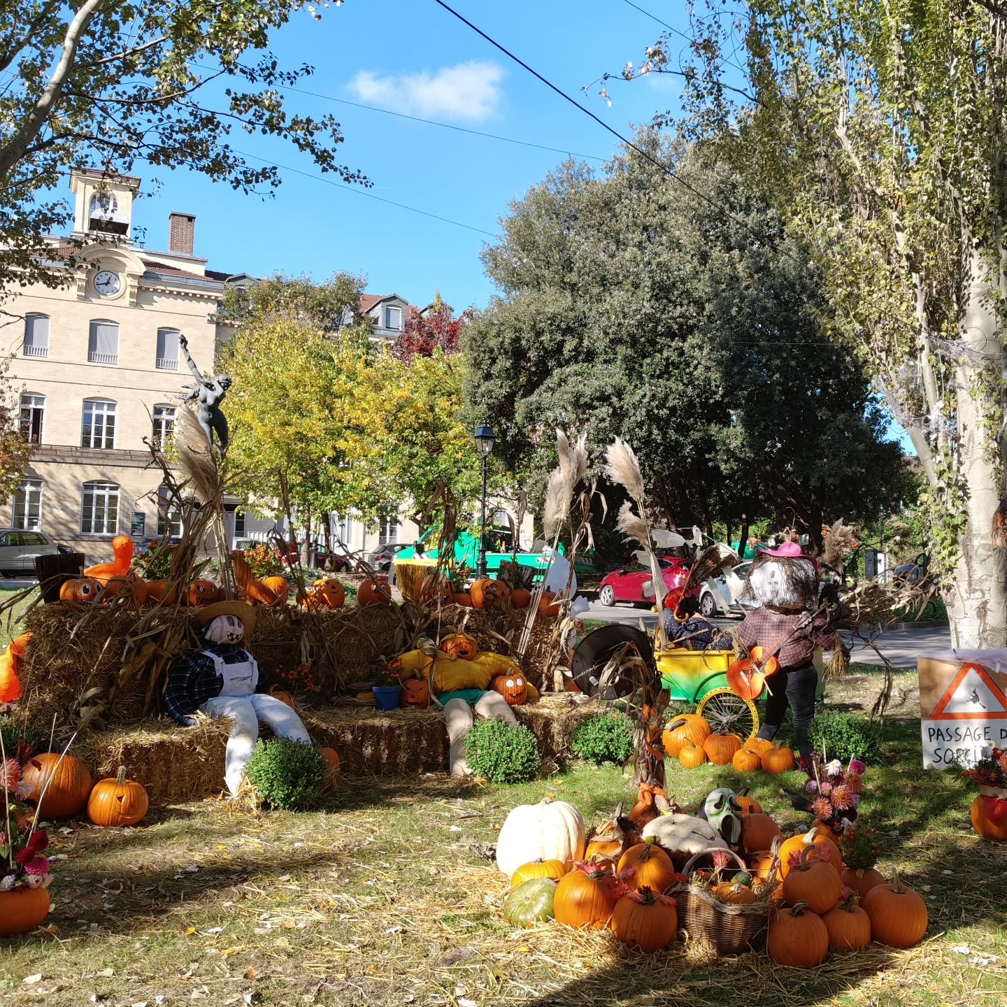 Ambiance #halloween &agrave; l'h&ocirc;pital @ghu_paris ces jours ci. 🧟👻🎃☠️⚡👽👾🎃