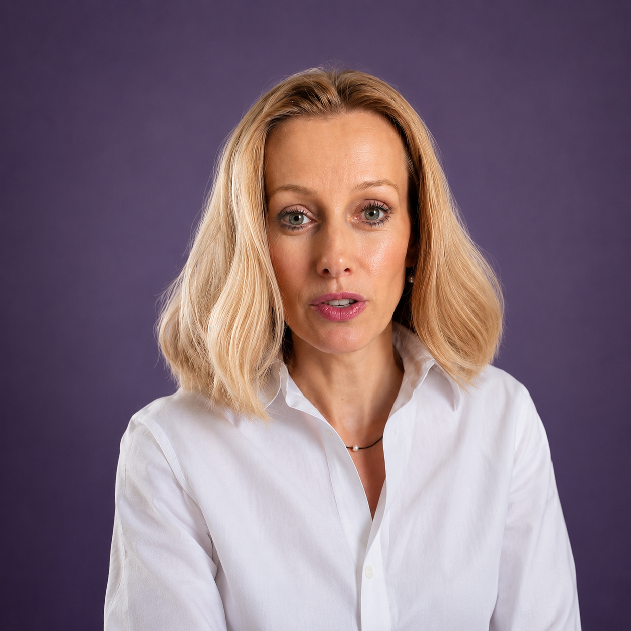 Portrait d'une femme aux cheveux blonds, yeux bleus, portant une chemise blanche, avec un fond violet.