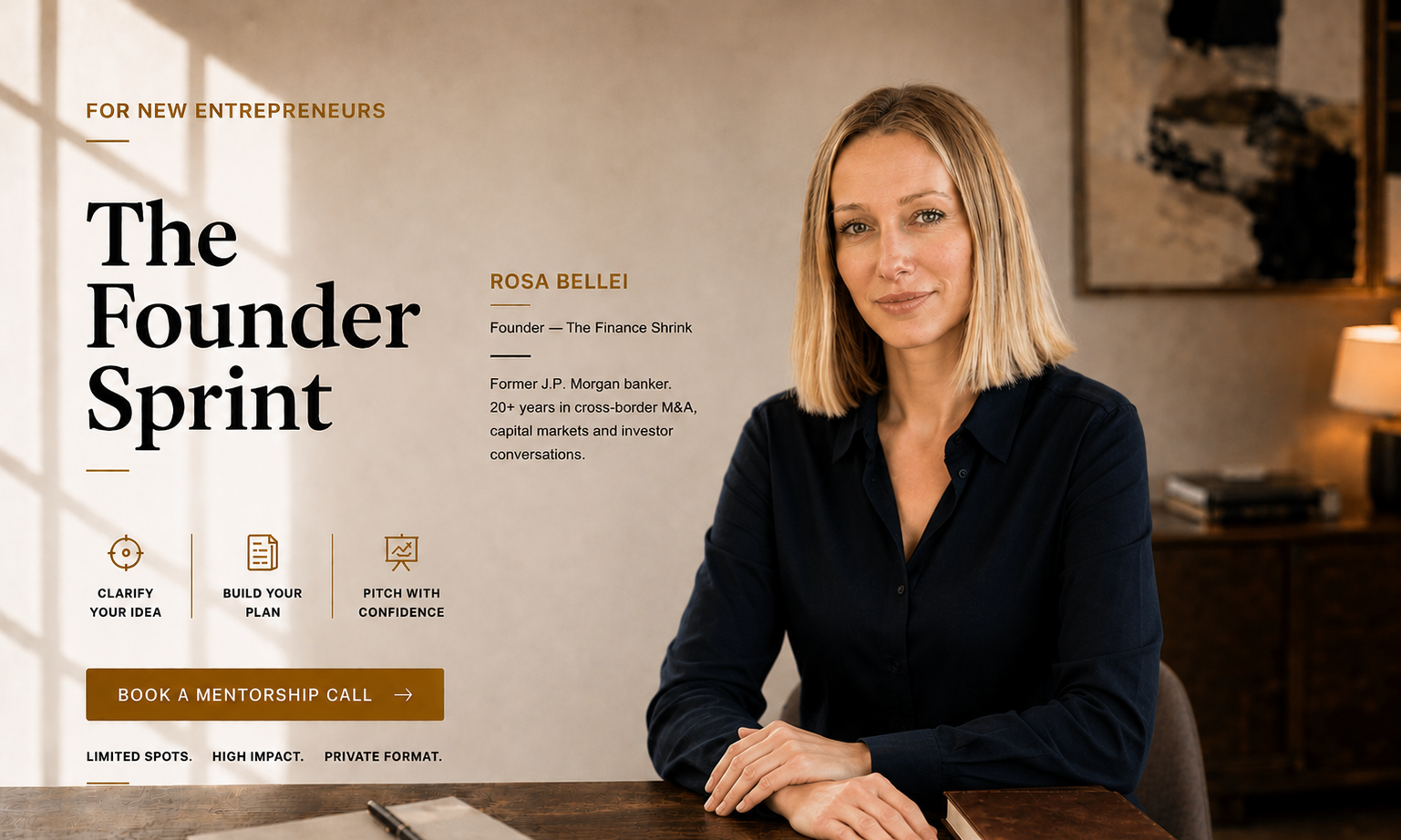 Une femme blonde assise à une table en bois, portant une chemise noire, dans un intérieur chaleureux avec un cadre abstrait sur le mur et une lampe