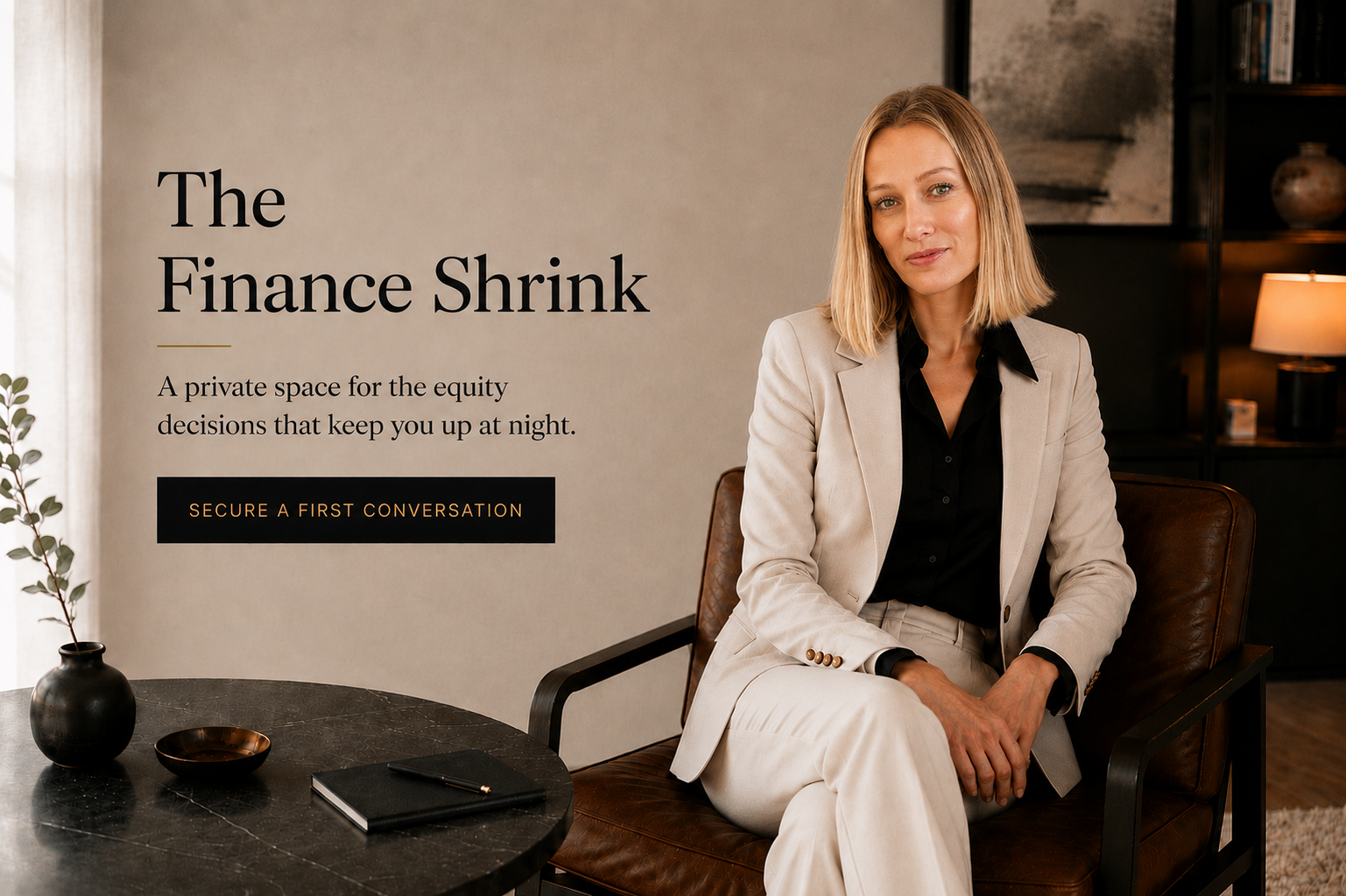 Une femme en costume beige assise dans un bureau avec un mur en arrière-plan, texte sur le mur disant "The Finance Shrink" et une invitation à une première conversation.