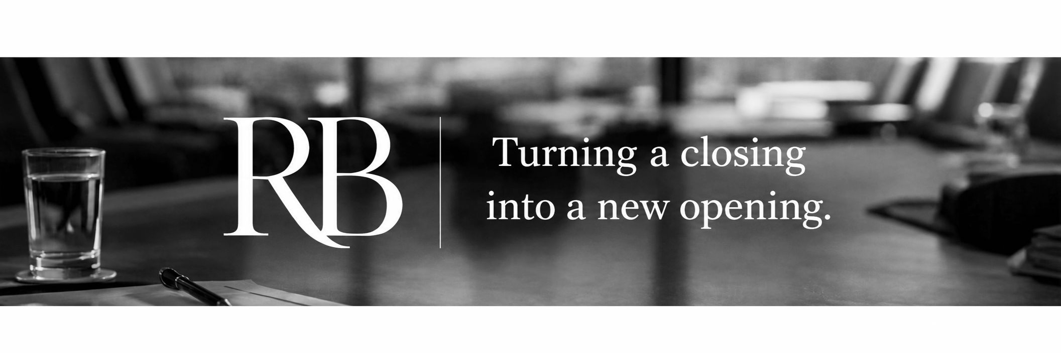 Bannière en noir et blanc avec le texte "Turning a closing into a new opening" et les initiales "RB" sur un bureau avec un verre d'eau, un stylo et plusieurs livres en arrière-plan.