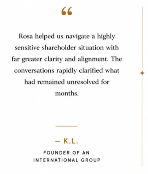 Citation sur une page blanche avec un fond blanc, texte en noir et soulignements décoratifs, mentionnant Rosa qui a aidé à clarifier une situation sensible avec un partenaire, signée par K.L., fondateur d'un groupe international.
