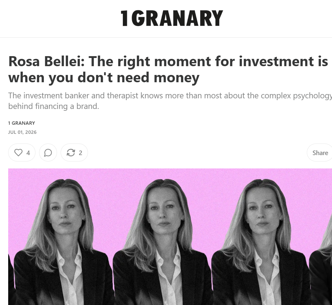 Une capture d'écran d'un article de site web avec un titre en anglais et une image en noir et blanc de trois femmes. Le titre mentionne Rosa Bellei et les investissements, avec un fond violet derrière les femmes.