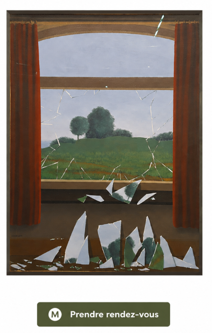 Une fenêtre cassée avec des bris de verre sur le rebord en bois, des rideaux rouges de chaque côté, et un paysage de collines et d'arbres visibles à travers la vitre cassée.