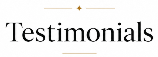 Mot en anglais 'Testimonials' écrit en noir avec des lignes horizontales dorées au-dessus et en dessous, sur un fond blanc.