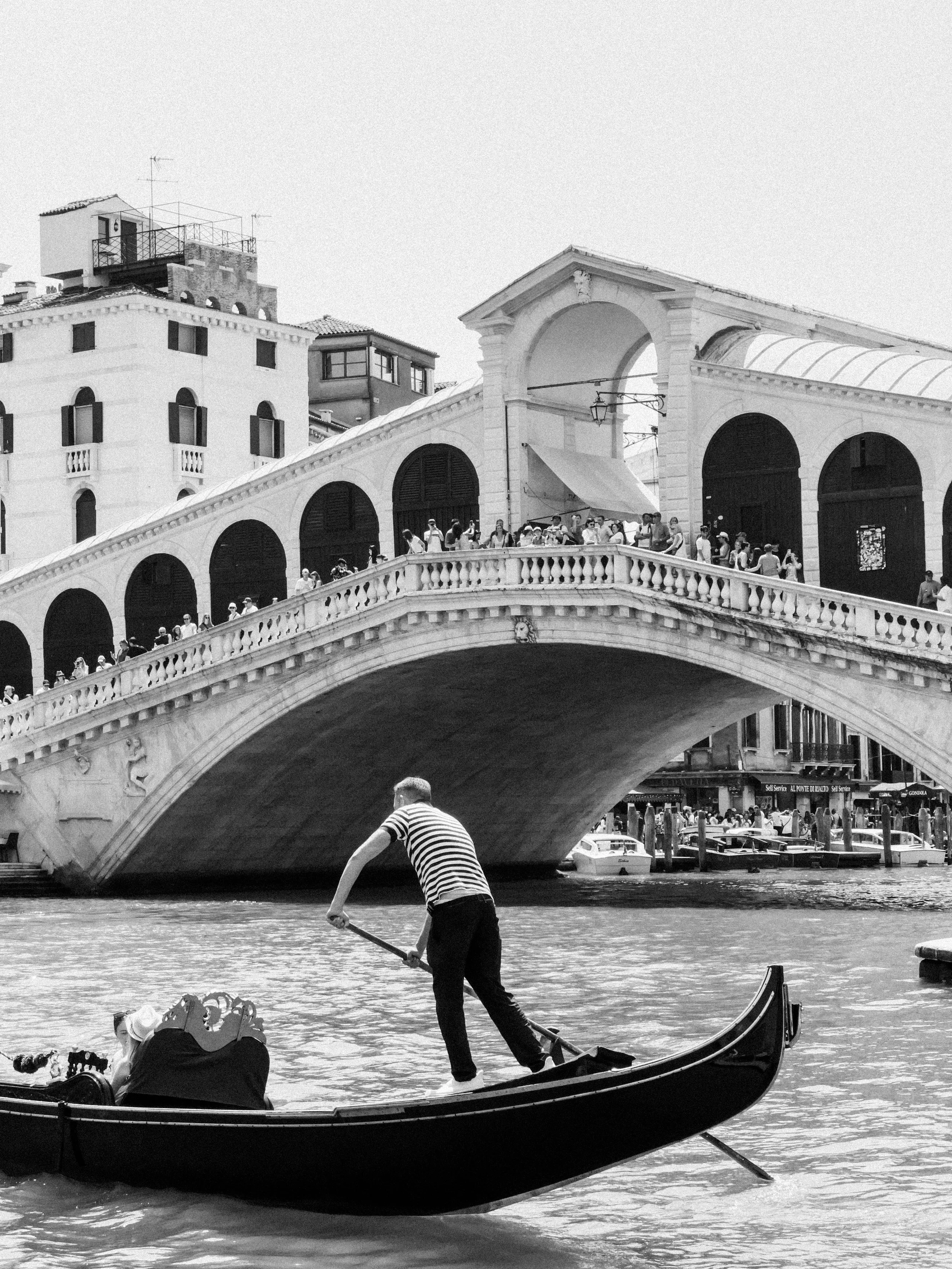 Fotografie von Tristan Schminke – Porträt eines Mannes in Venedig