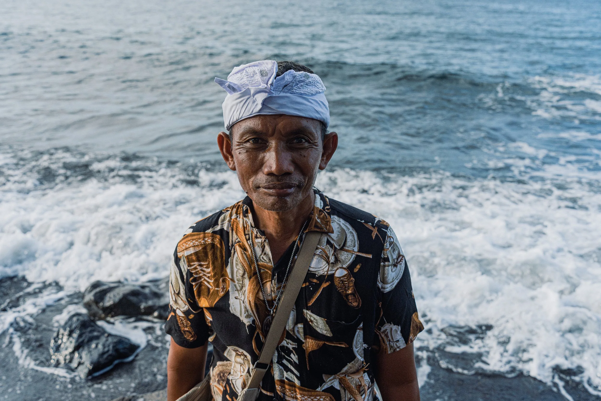 Fotografie von Tristan Schminke – Porträt eines Mannes auf Bali