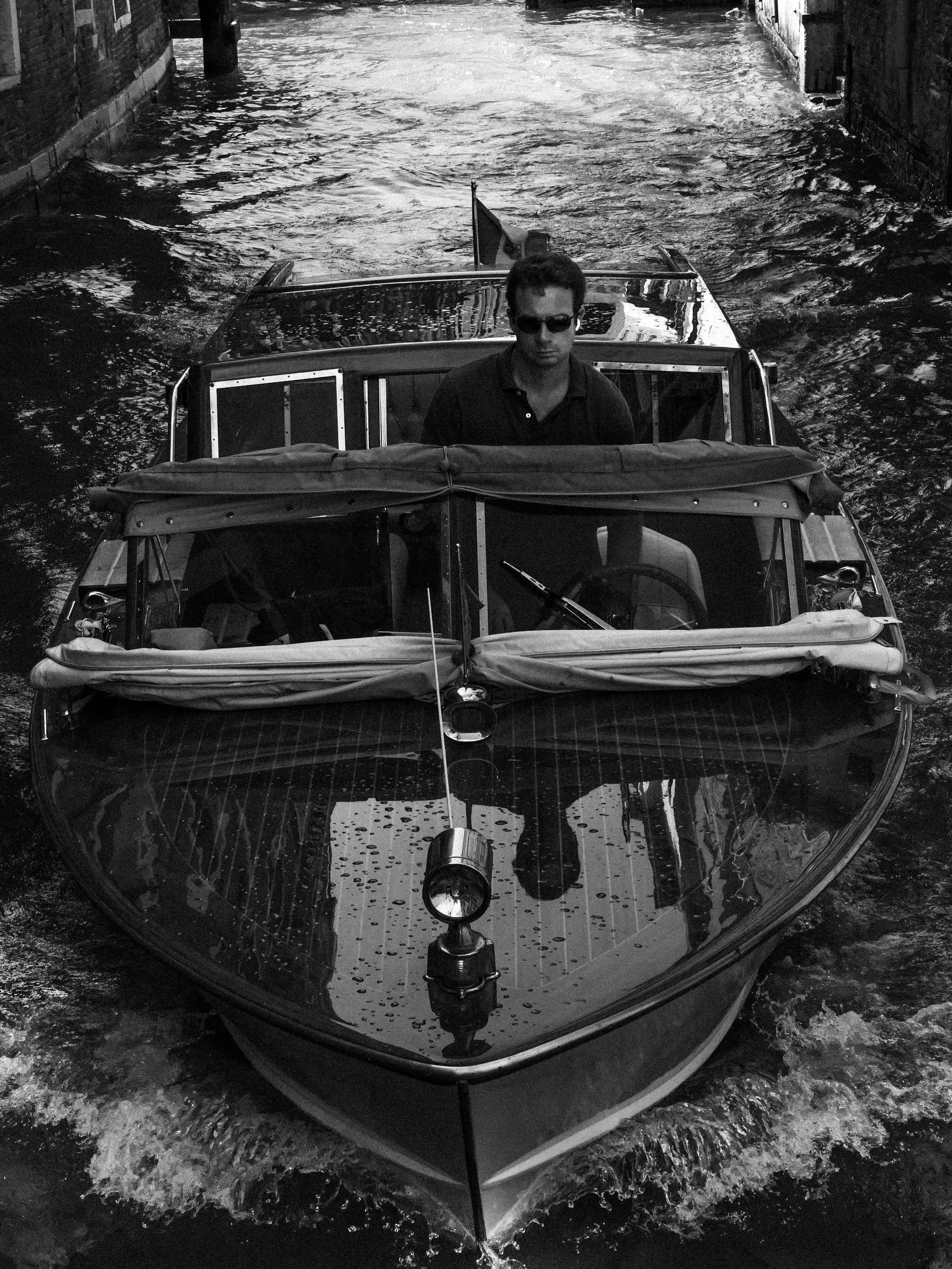 Fotografie von Tristan Schminke – Porträt eines Mannes in Venedig