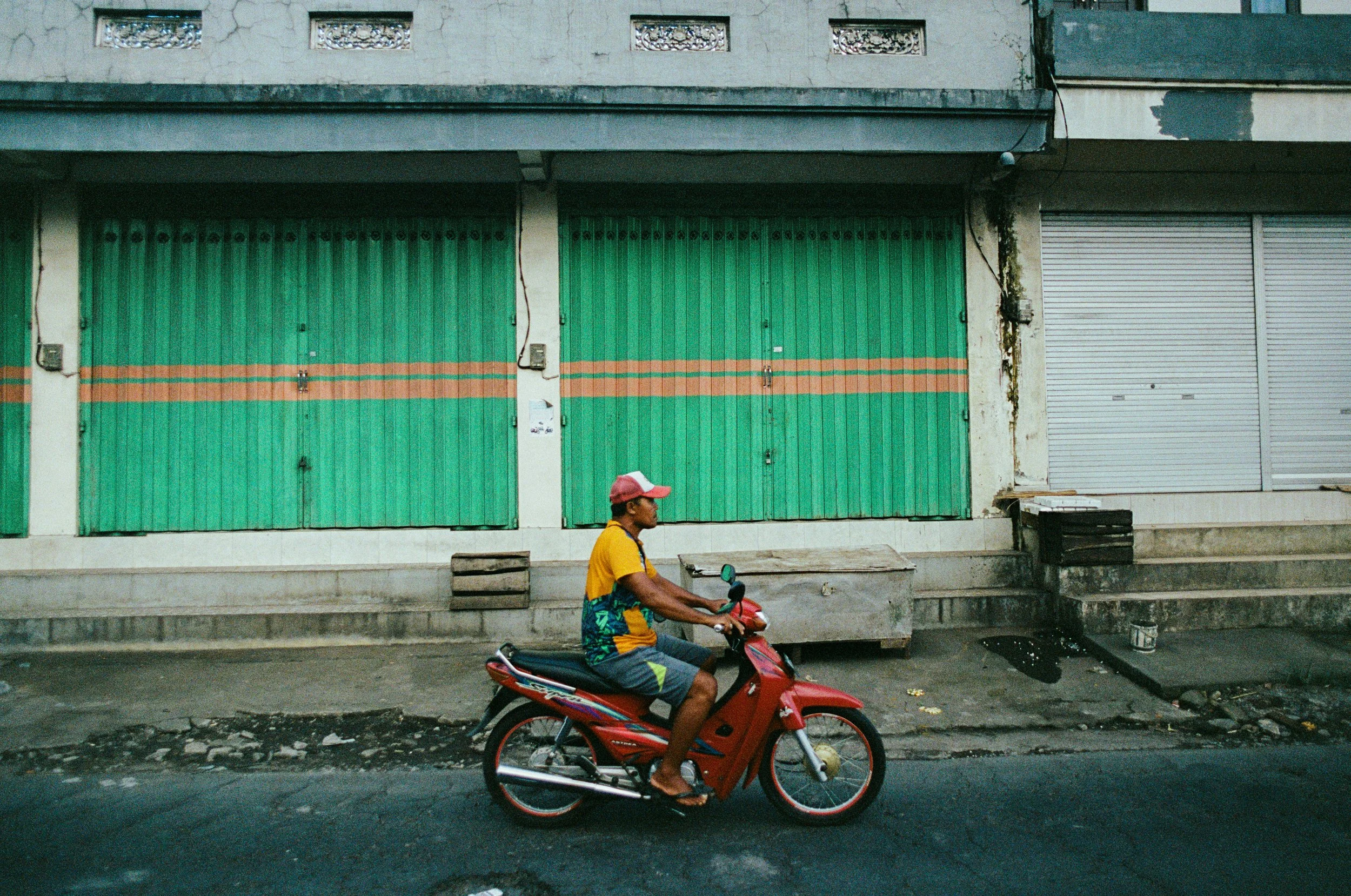 Fotografie von Tristan Schminke – Porträt eines Mannes auf Bali