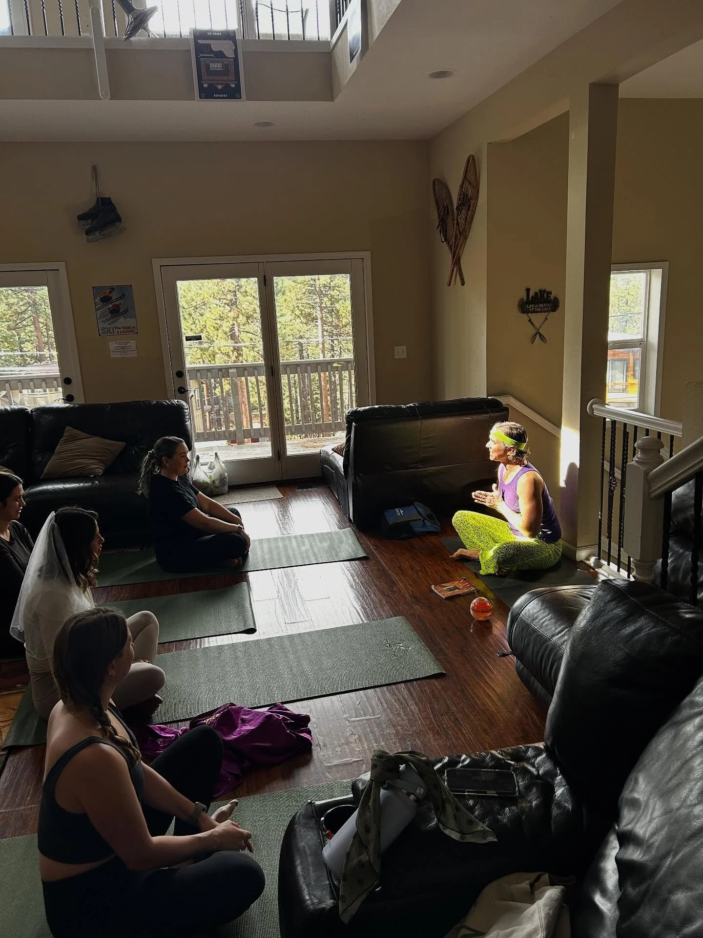 Finally, some lighting that reflects how I feel when I&rsquo;m teaching. In a room fit for a giraffe 🦒. 

Congrats to Sam and Deven! 💒

#youwereborntodothisjob #cocainebear #ihaveafroginmymouth #scientificallyproventhatsunburnisimpossibleafter3pm #