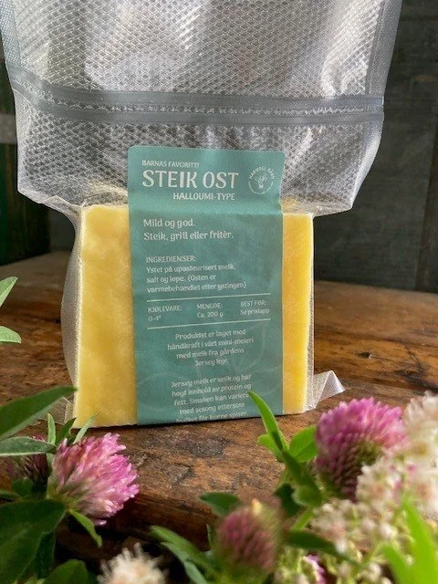 Steikeost. Halloumi type. Mild og god. Steik, grill eller fritér.