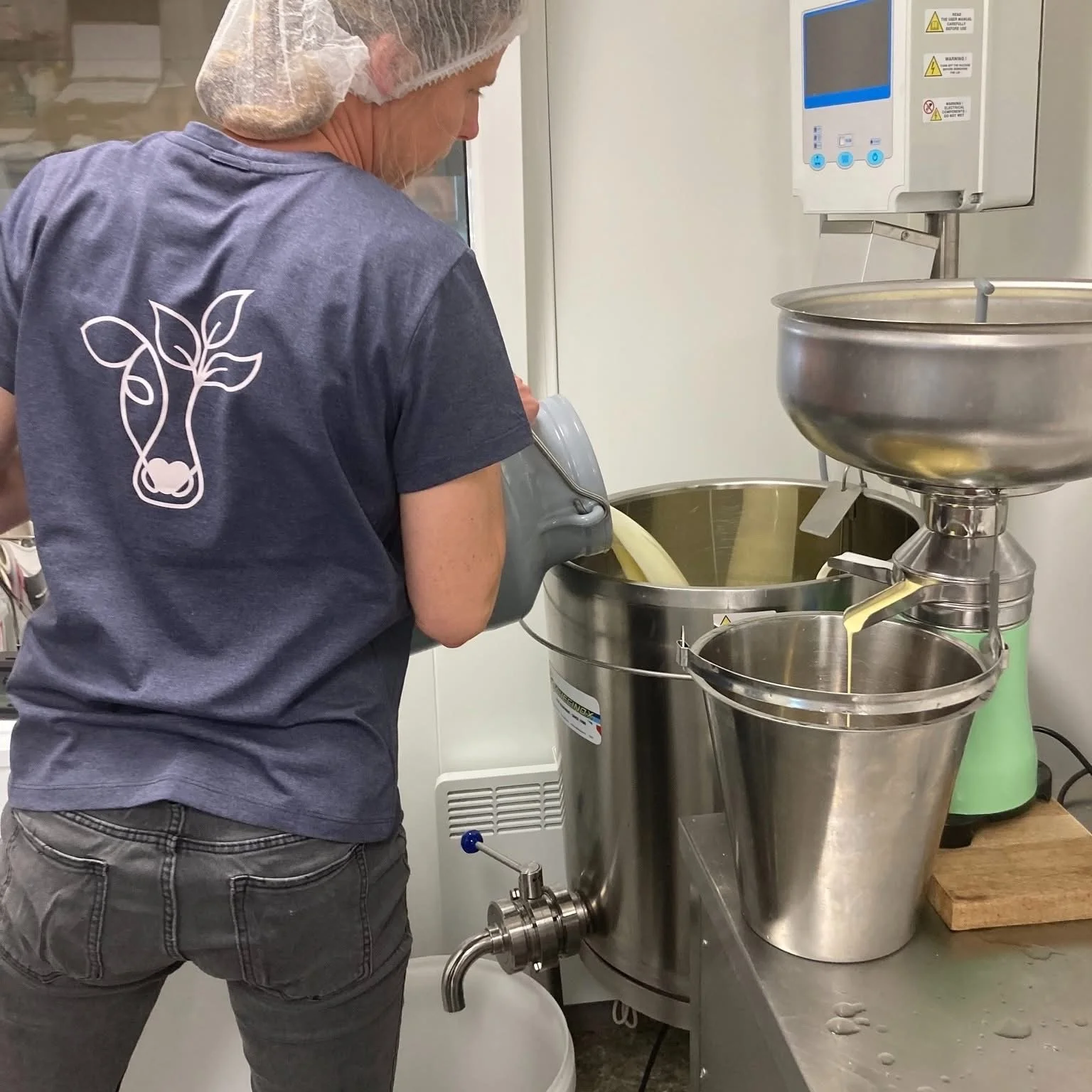 Ann-Helen i produksjonen i meieriet