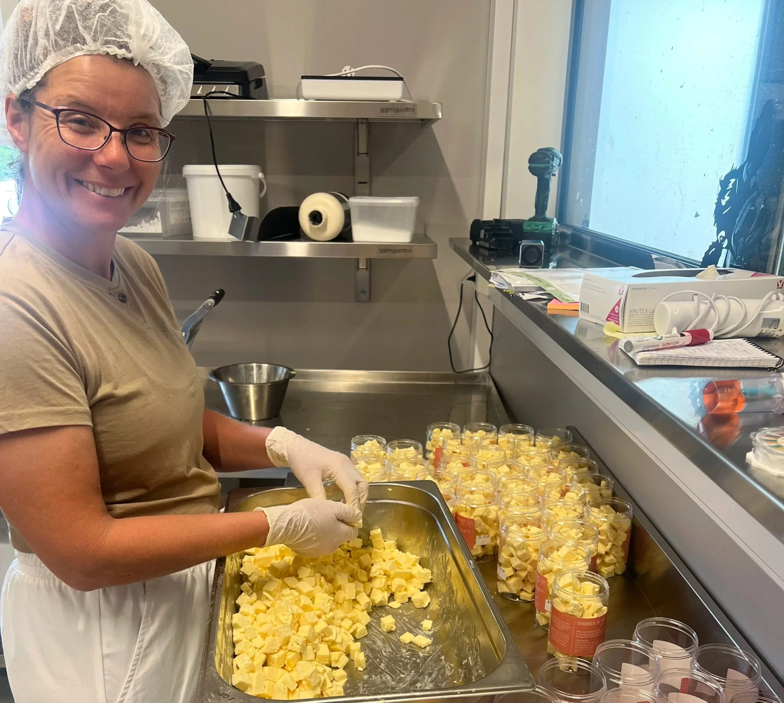 Ragnhild fyller på med smørlilja ost.