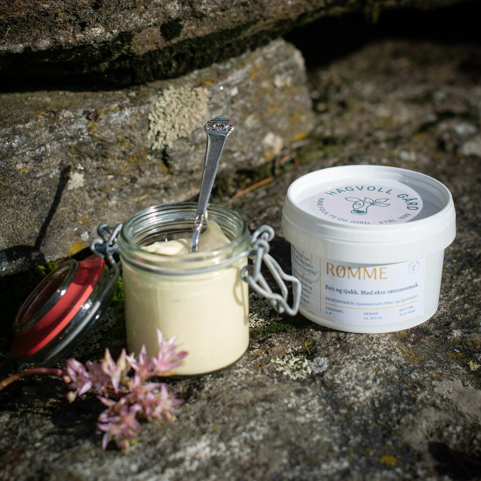 Sommeren er p&aring; hell, 
skrev jeg, ble avbrutt
og vips var september her- 
den v&aring;te h&oslash;sten ankommet
med styrt-byger.
🌧🌧🌦🌧☀️

Akkurat n&aring; trives kyra godt under tak med
f&ocirc;ret servert inne n&aring;r det regner som v&aeli