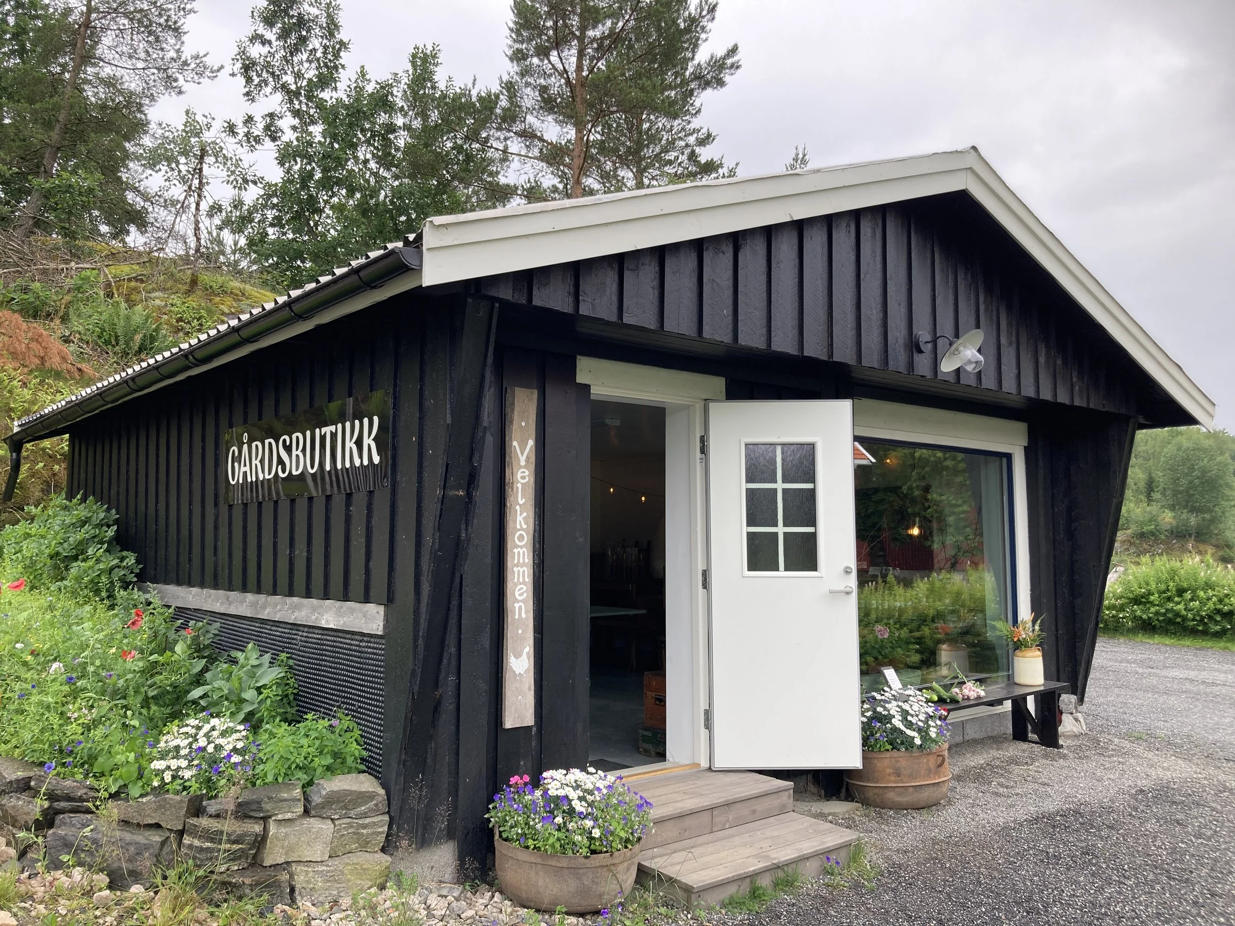 Gårdbutikk, åpent alle dager fra 8-22