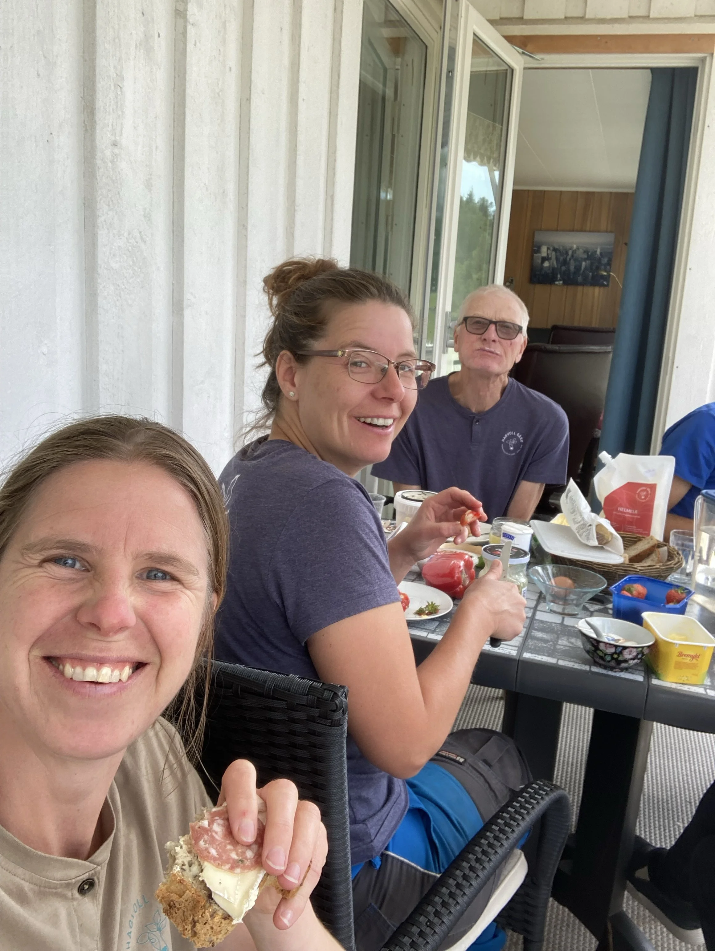 Ann Helen, Ragnhild og gårdens store hjelper, far.