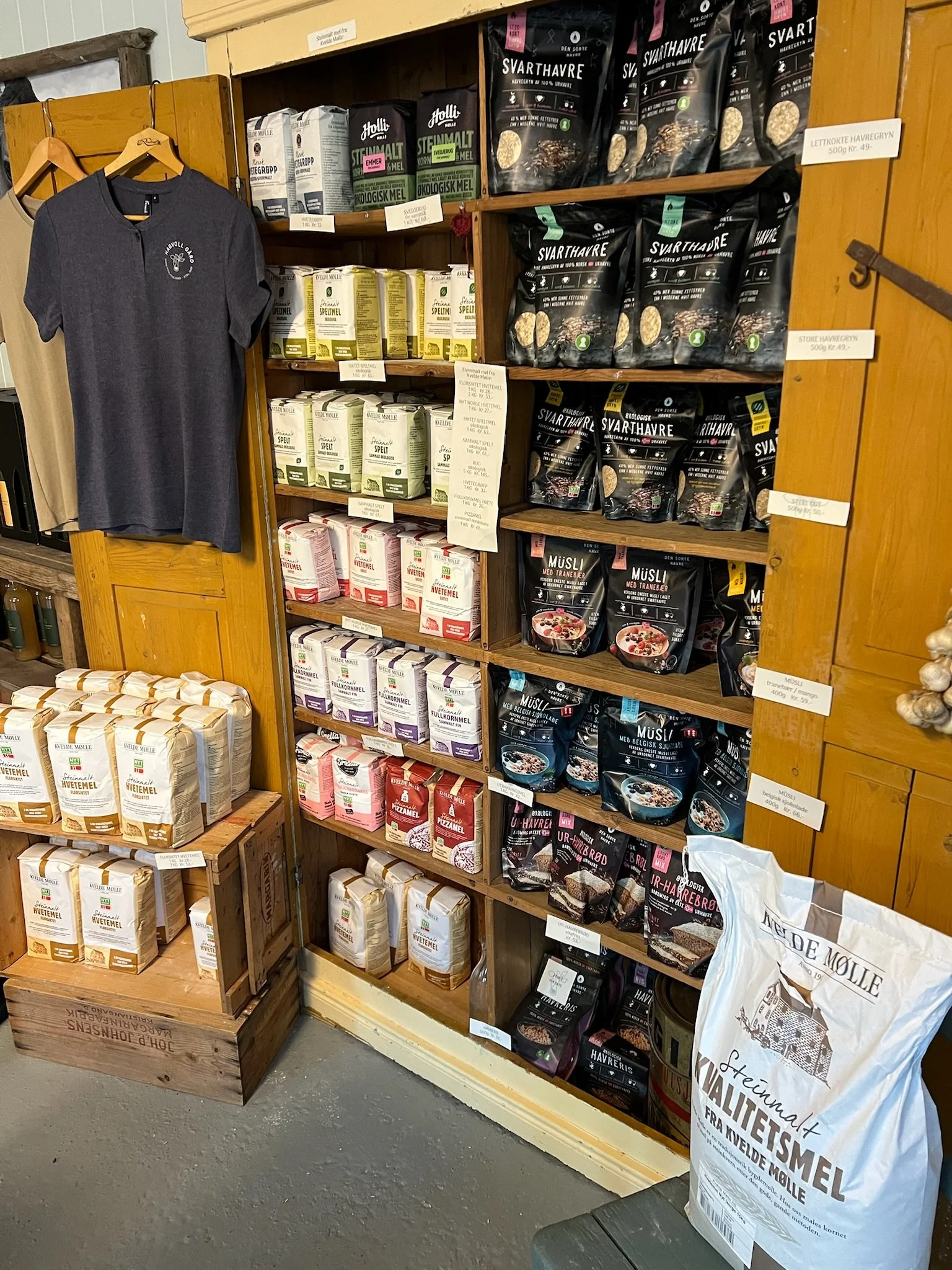 Stort utvalg av produkter fra lokale produsenter i gårdsbutikken.