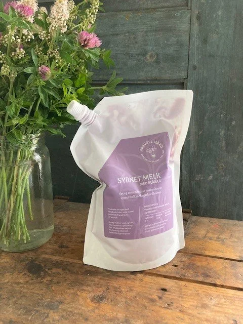 Syrnet melk med blåbær.