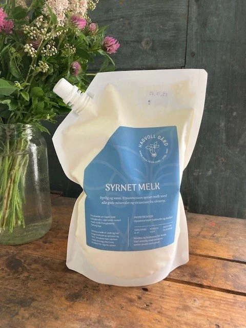 Syrnet melk. Upasteurisert. Syrlig og sunn.