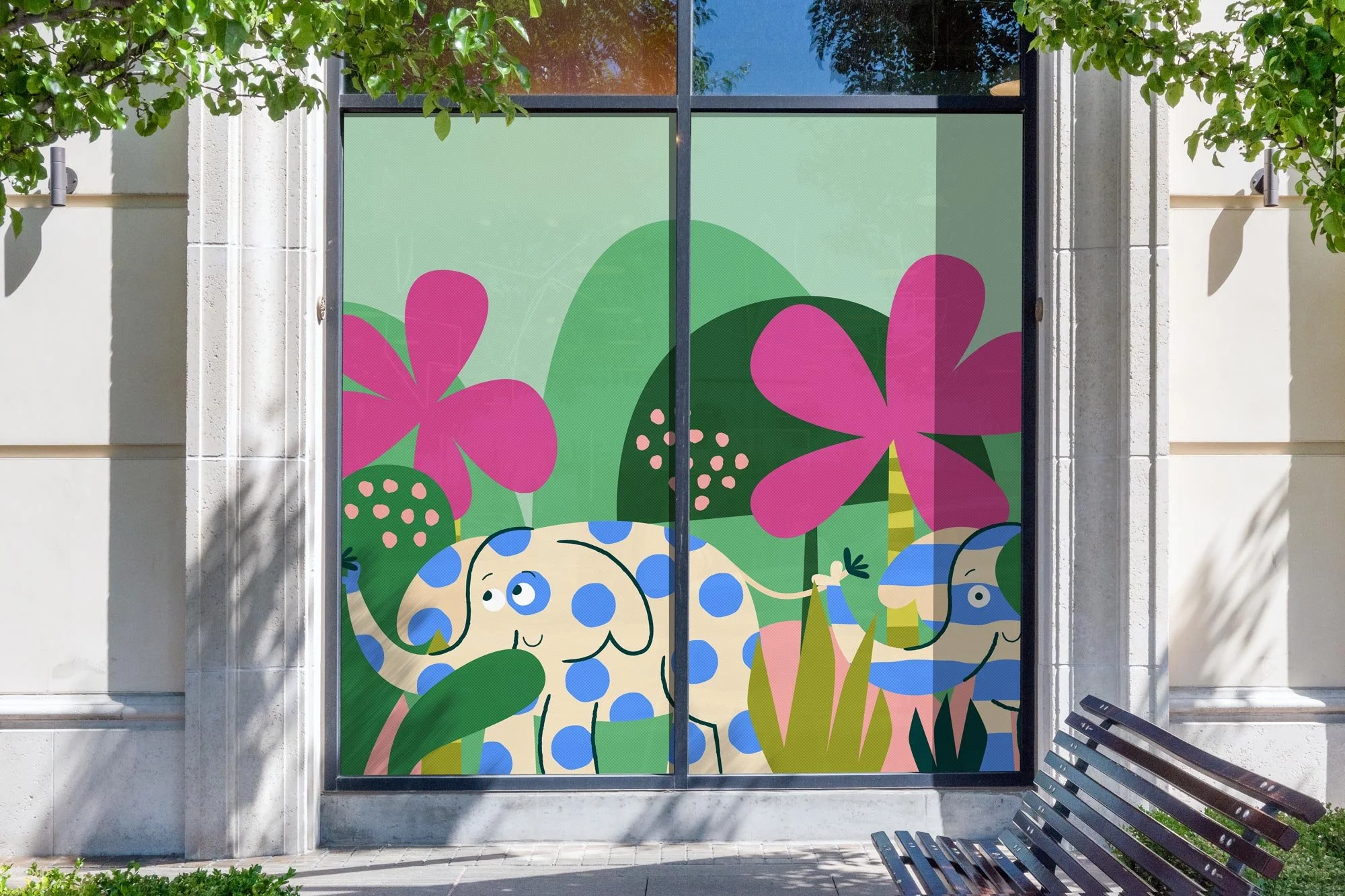 Przykład zastosowania wzoru folii "Mama słoń" z Pakietu Kidi Start - wizualizacja okien przedszkola