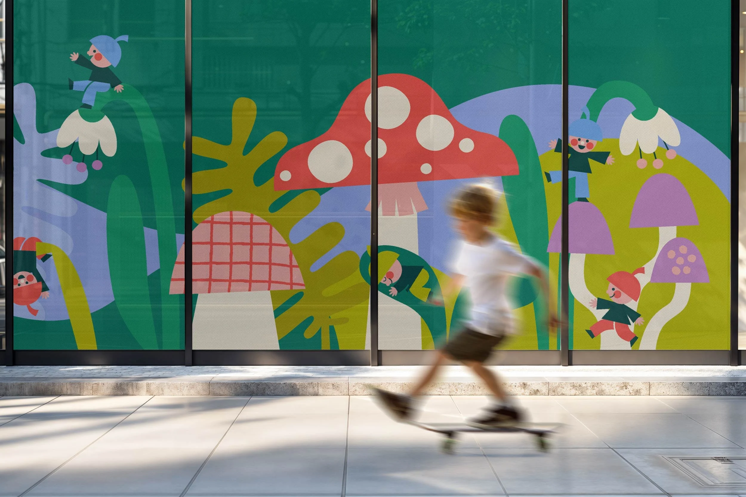 Folie dekoracyjne na okna do przedszkola i żłobka – wizualizacja wzoru w biurowcu z chłopcem na deskorolce. Autorskie ilustracje Kidiilu zmieniają zwykłą szybę w przyjazną dzieciom dekorację.