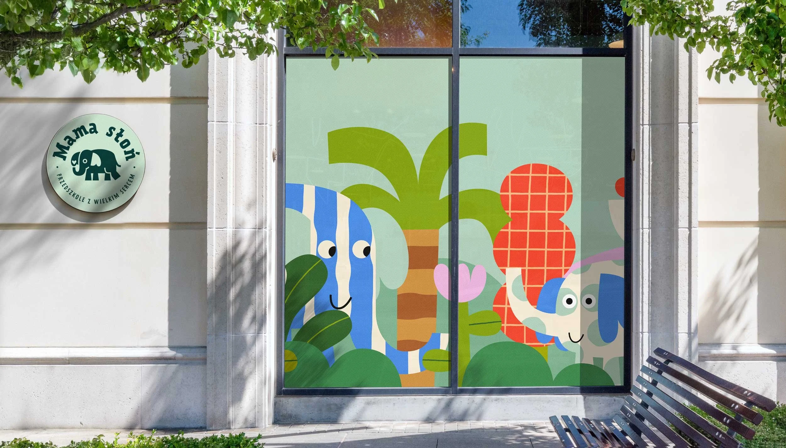 Przykład zastosowania wzoru folii "Mama słoń" z Pakietu Kidi Start - wizualizacja okien przedszkola