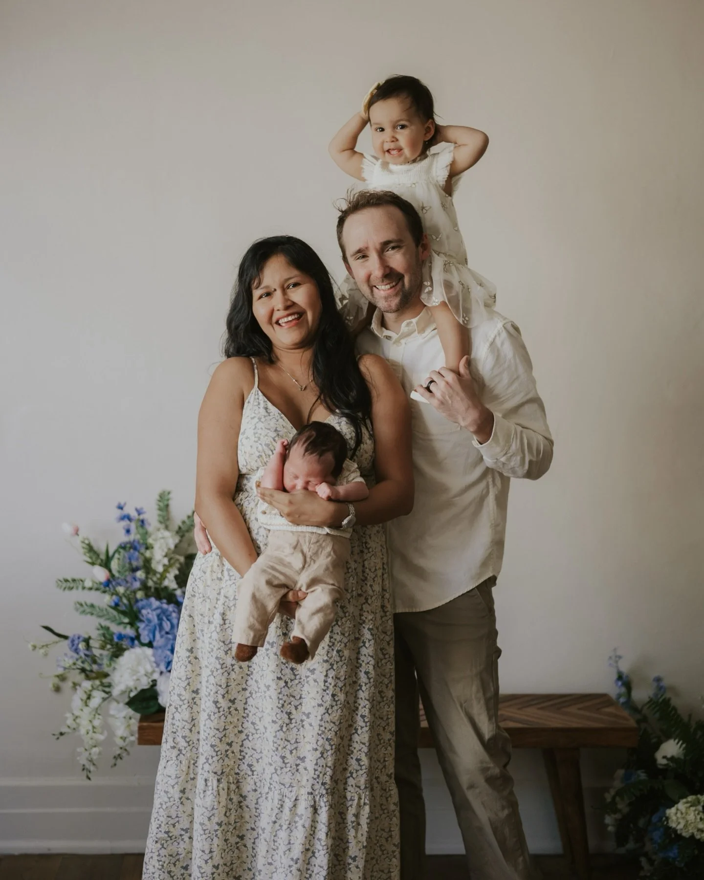 Here to show off this mini session from yesterday, and wish you a happy Easter from MadisonMae Photography 🌿🕊️🪻🌾🌷💛