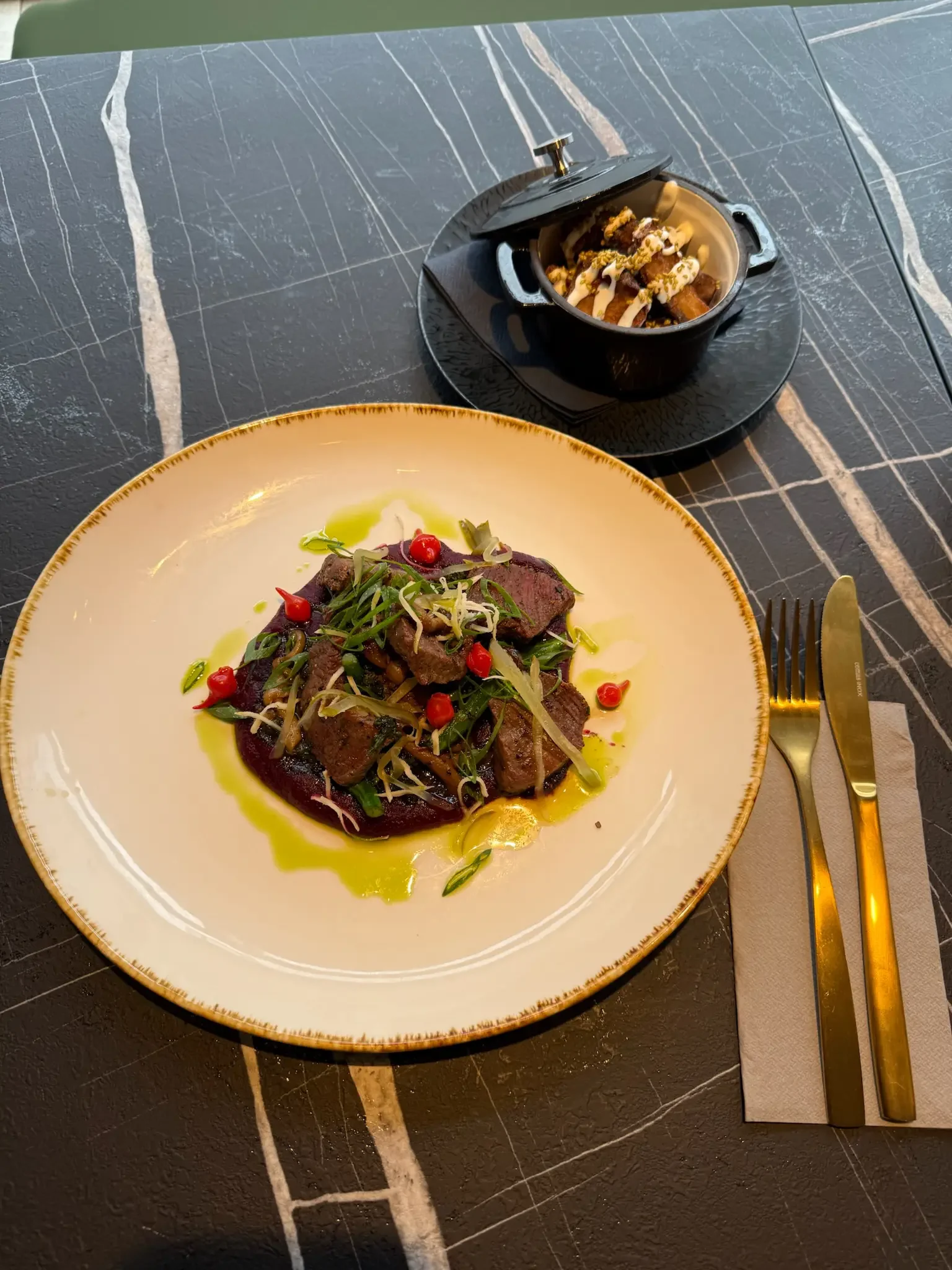 Mittagessen auf einem Teller angerichtet.