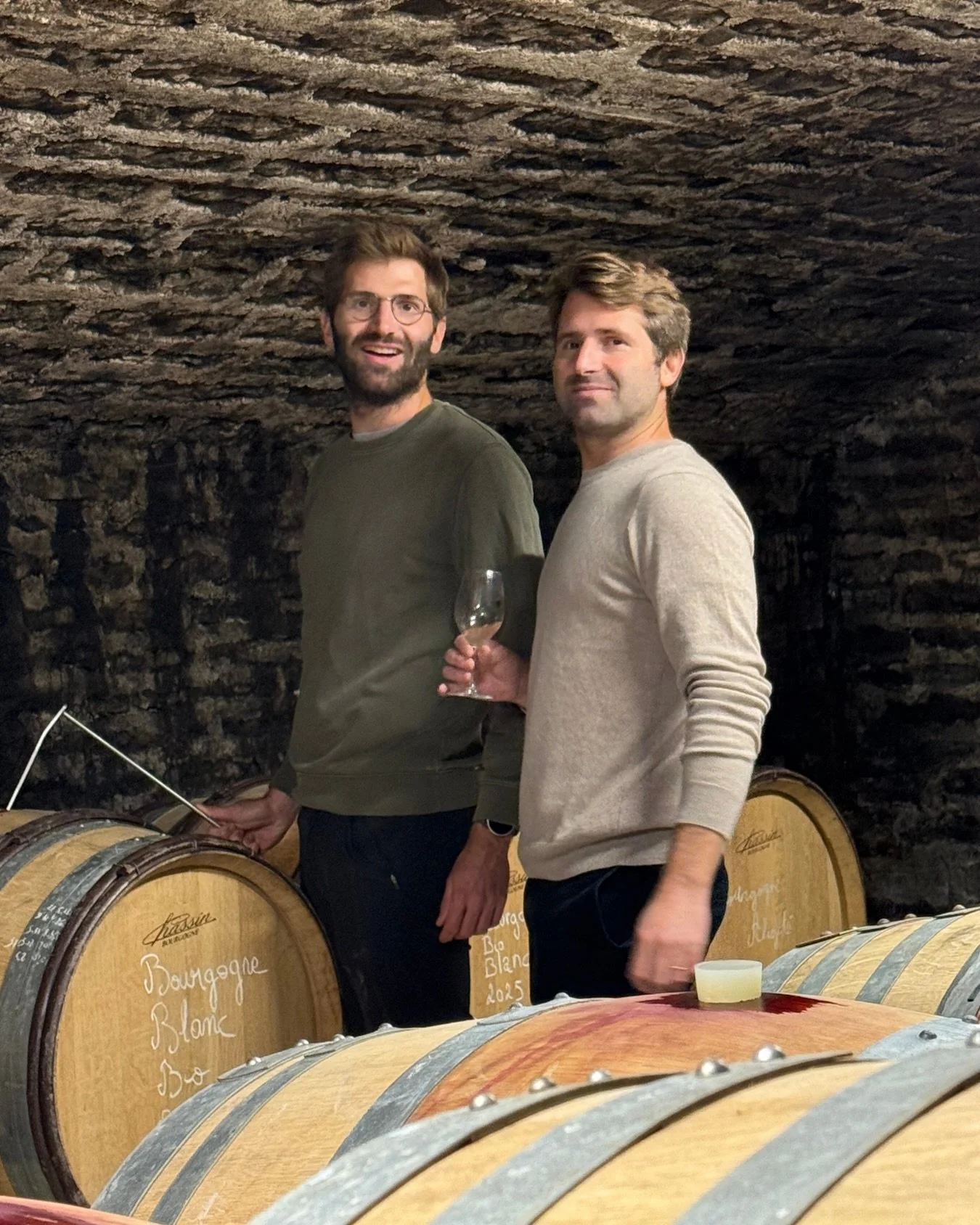 @abwine_freres , c&rsquo;est l&rsquo;histoire de deux fr&egrave;res, passionn&eacute;s de vin et de tradition fran&ccedil;aise 🇫🇷

&Eacute;lev&eacute;s en Bourgogne, au c&oelig;ur de la nature, le vin s&rsquo;est impos&eacute; &agrave; nous naturel