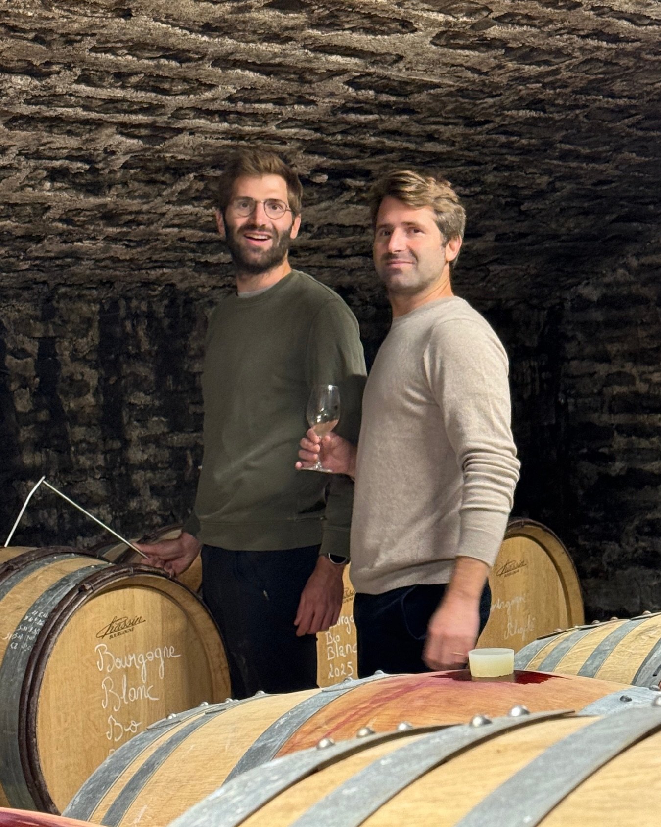 @abwine_freres , c&rsquo;est l&rsquo;histoire de deux fr&egrave;res, passionn&eacute;s de vin et de tradition fran&ccedil;aise 🇫🇷

&Eacute;lev&eacute;s en Bourgogne, au c&oelig;ur de la nature, le vin s&rsquo;est impos&eacute; &agrave; nous naturel