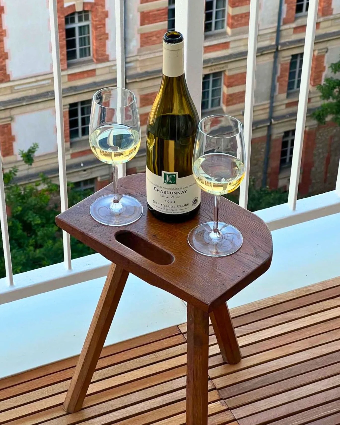 On livre le vin. Le cadre, c&rsquo;est vous qui le choisissez 😊

Chardonnay Cuv&eacute;e Louis 2024, Jean-Claude Claire. Merci @juliettecontat pour le partage 🥂

On vous souhaite un doux week-end !

ABWine | Jean Claude Claire | Chardonnay | ap&eac