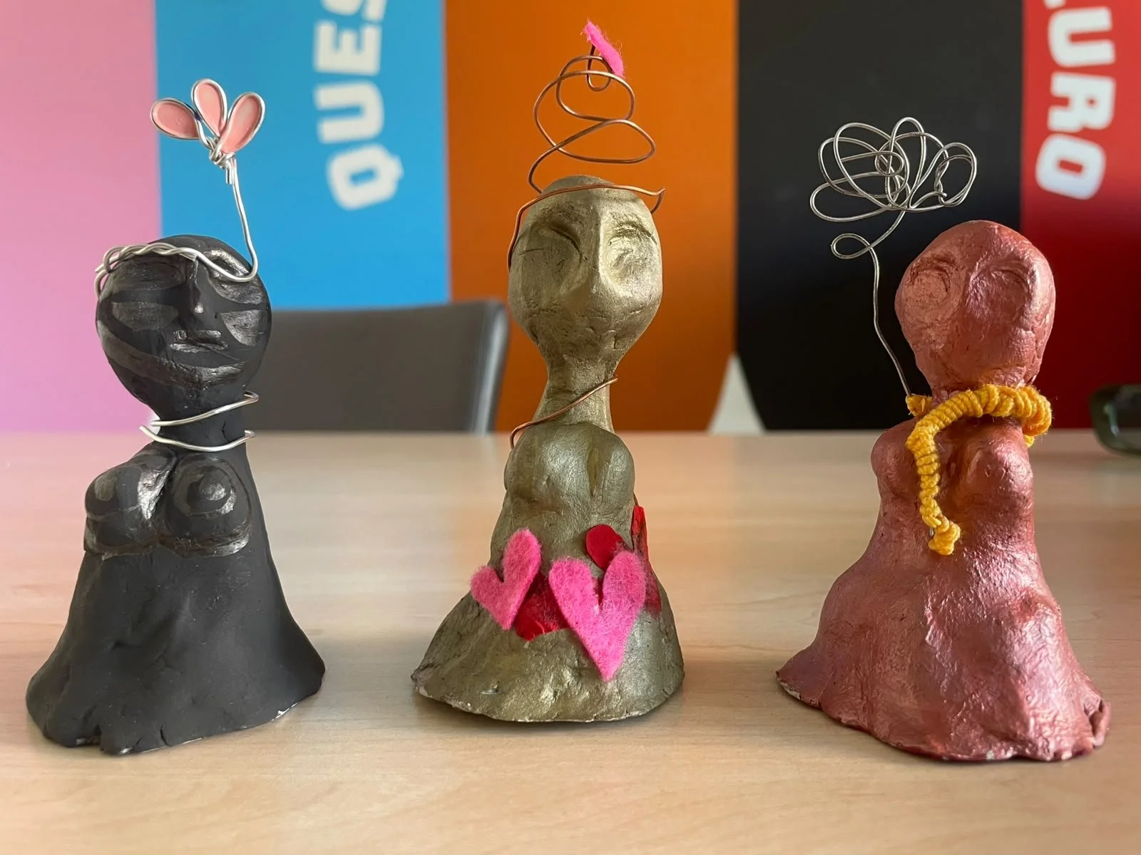 Tre piccole statuine artistiche nei colori del nero, oro e rosa, decorate con fil di ferro, carta pesta, velcro e filo di cotone colorato, realizzate durante il laboratorio Manifattura Arcobaleno.