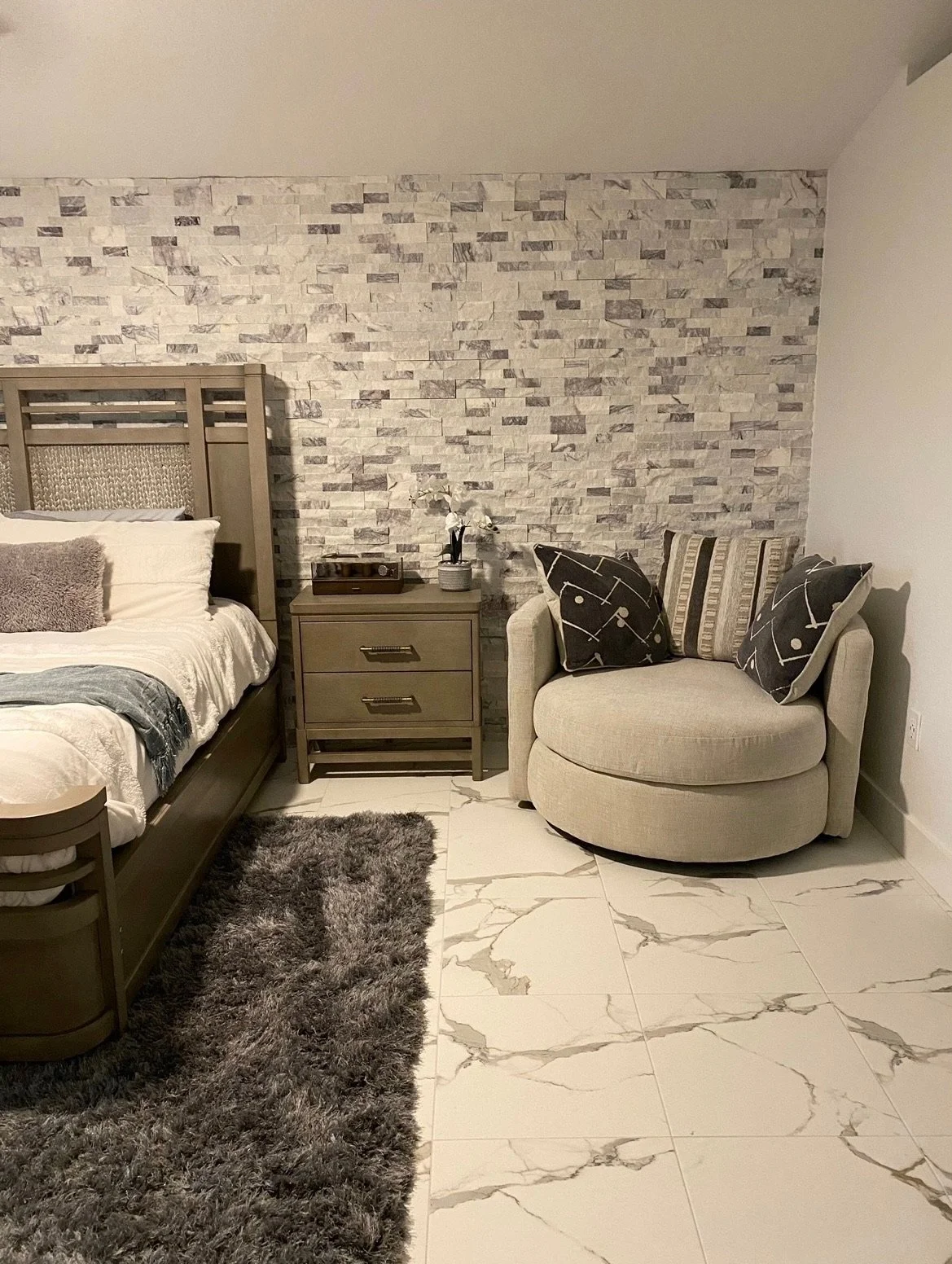 Accent wall with marble rock and 24x24 marble tile floor