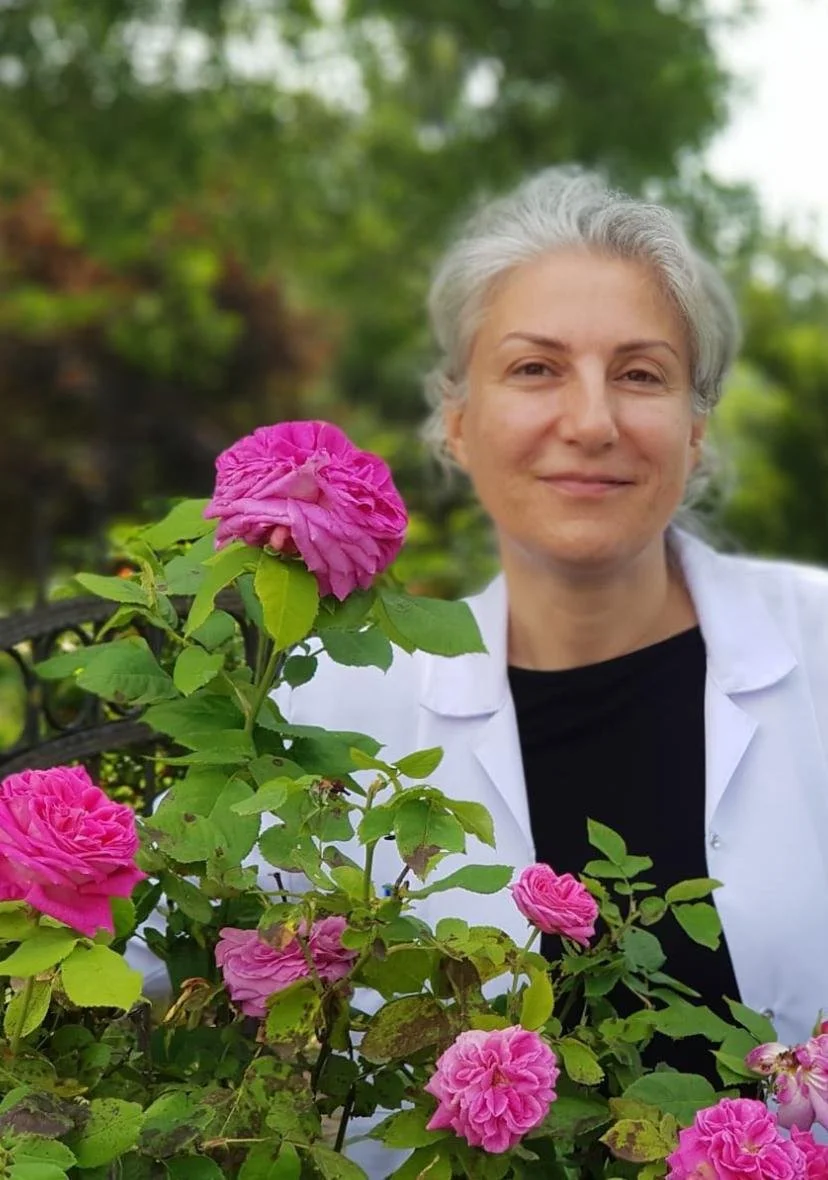 Selma with pink flowers and greenery