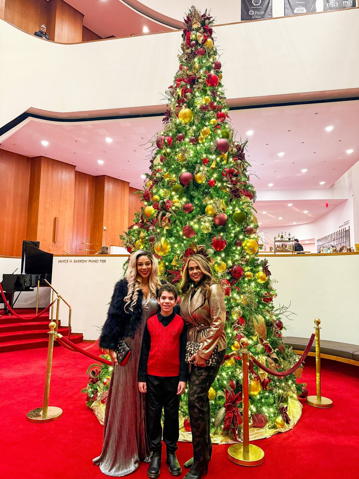 🎶 Symphony Nights 🎶 

Nights like this mean everything to me. I grew up going to the symphony with my parents&hellip;back in the days when box seats had attendants and ladies wore gowns. ✨ Although some things have changed over time, being able to 