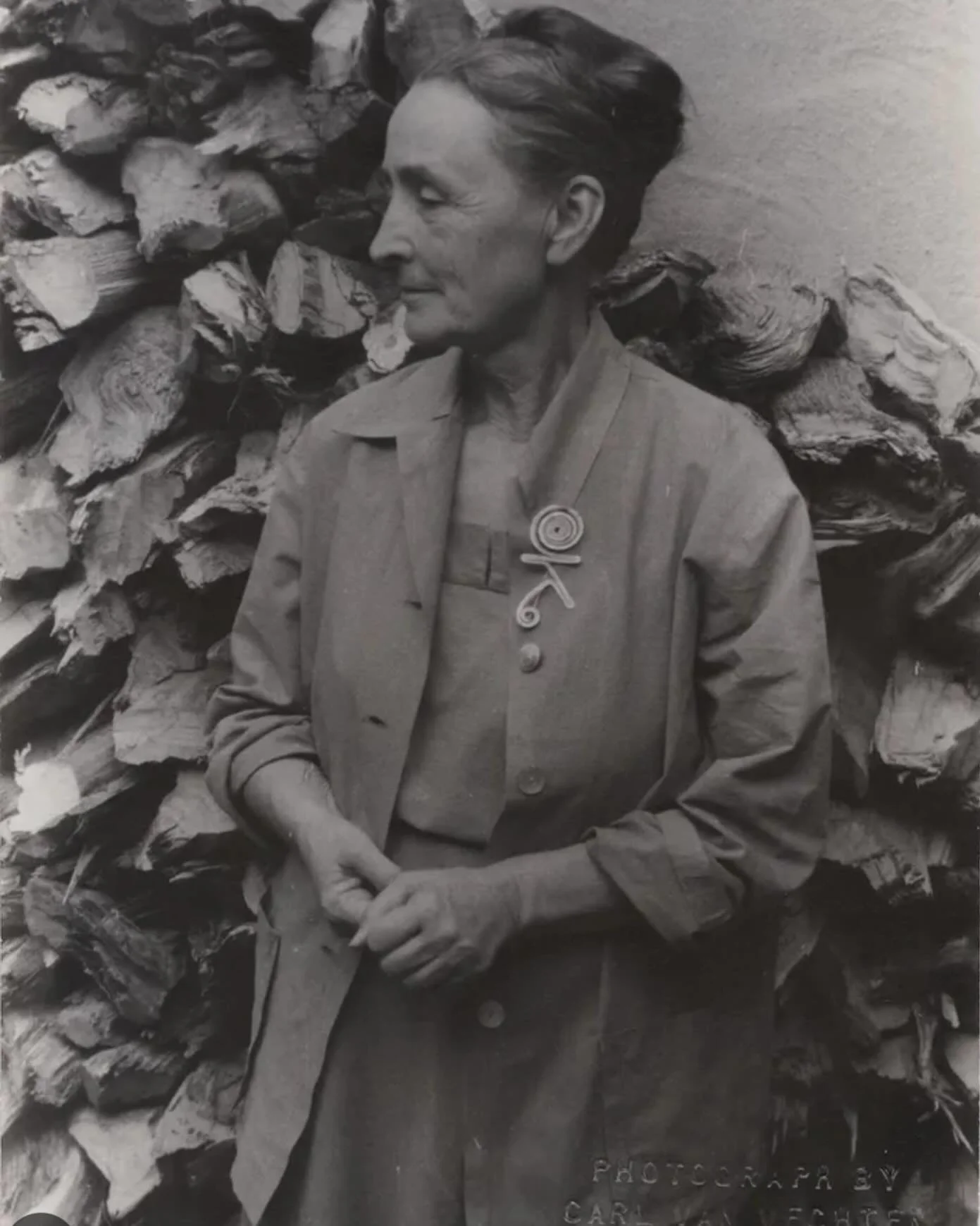 Georgia O&rsquo;Keeffe wearing OK brooch (c. 1945) by Alexander Calder

Renowned for his mobile sculptures, Calder extended his artistic vision to wearable art. Crafted from materials such as brass, silver, and wood, Calder&rsquo;s jewelry is a testa