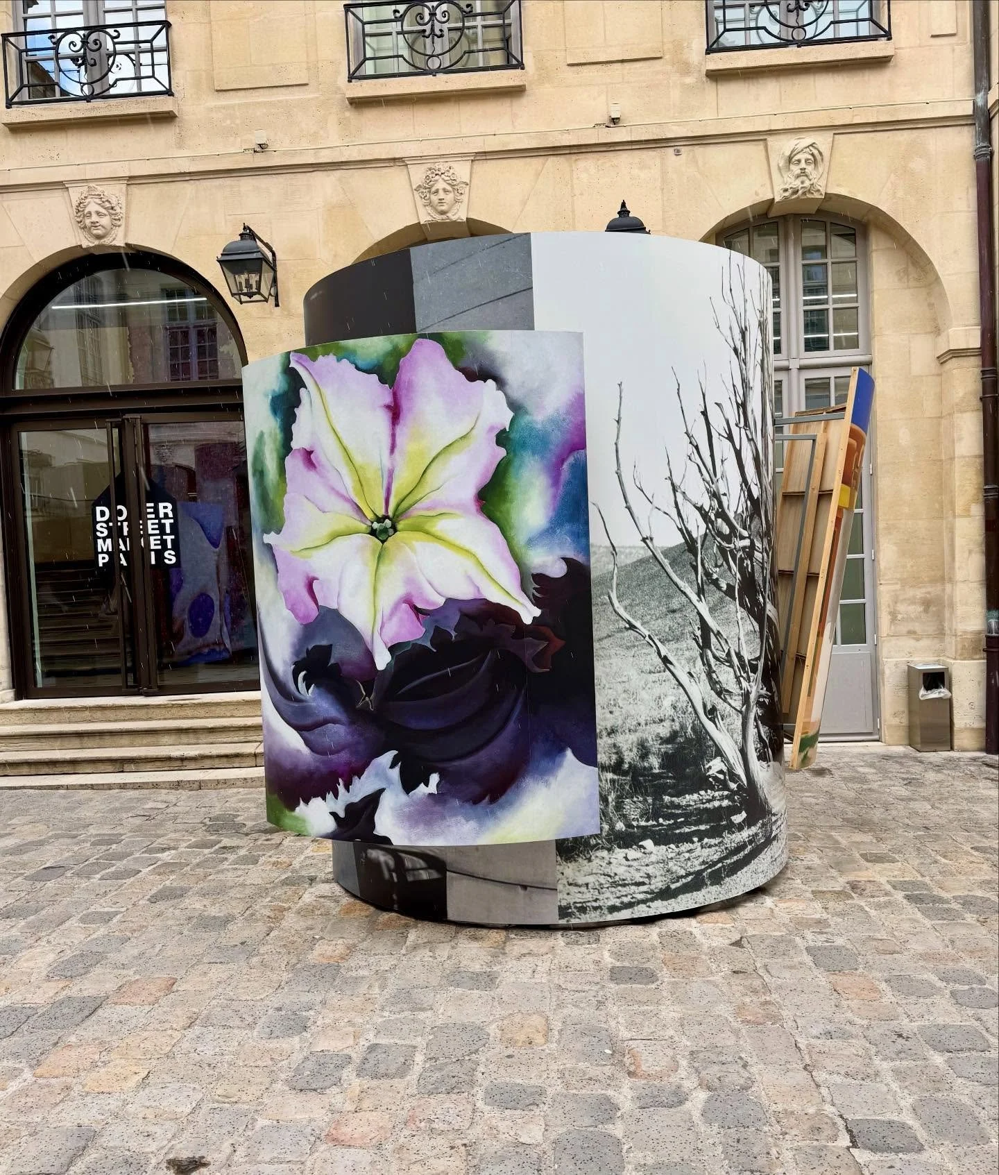 Georgia O&rsquo;Keeffe at Dover Street Market Paris.
Rei Kawakubo transforms the courtyard with archival photographs and iconic works. A powerful dialogue between O&rsquo;Keeffe&rsquo;s vision and the architecture of DSMP.
