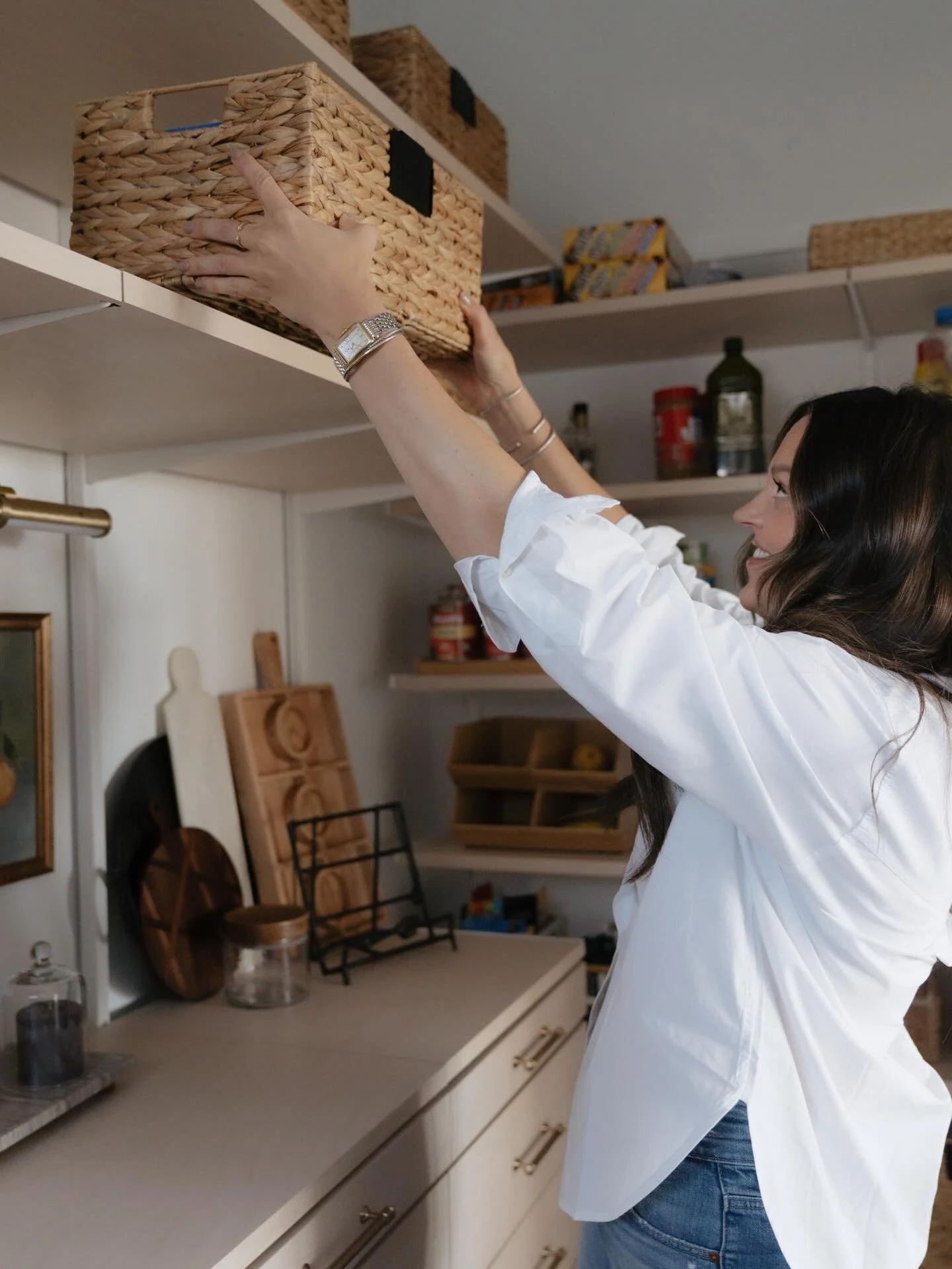 In my new Iowa home, one of the first tasks I undertook was transforming the walk-in pantry into a more practical area with increased storage and a counter to make our day-to-day life easier. I love using the @thecontainerstore Elfa products to trans