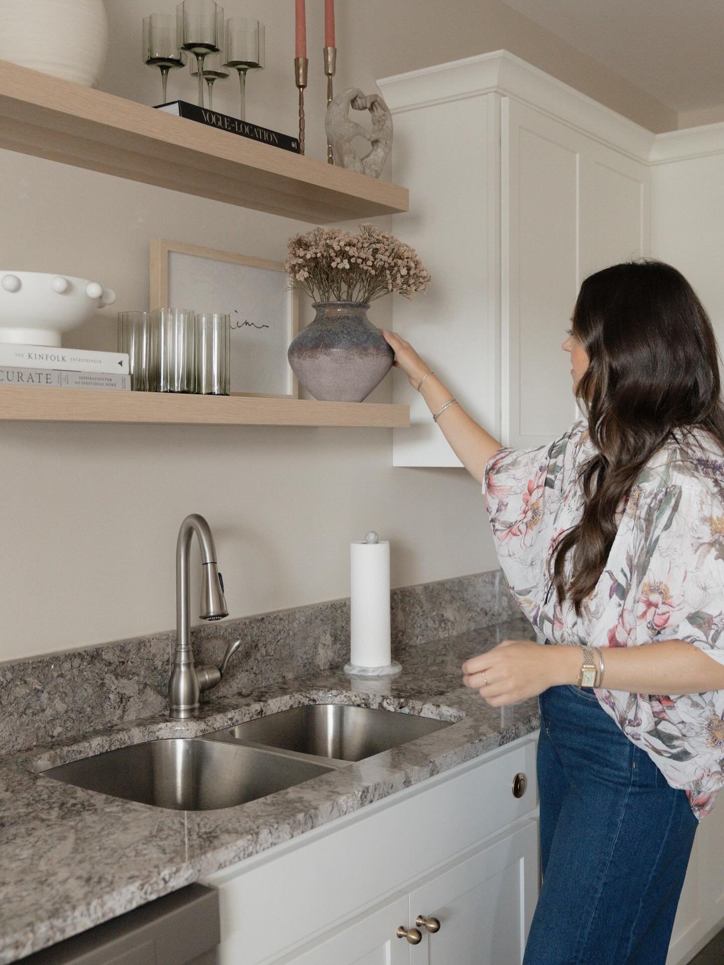 Open shelving is a great way to add decorative touches and showcase your favorite glassware! When I&rsquo;m not organizing, you can find me styling little nooks around the house 😍
.
.
.
#nestsimply