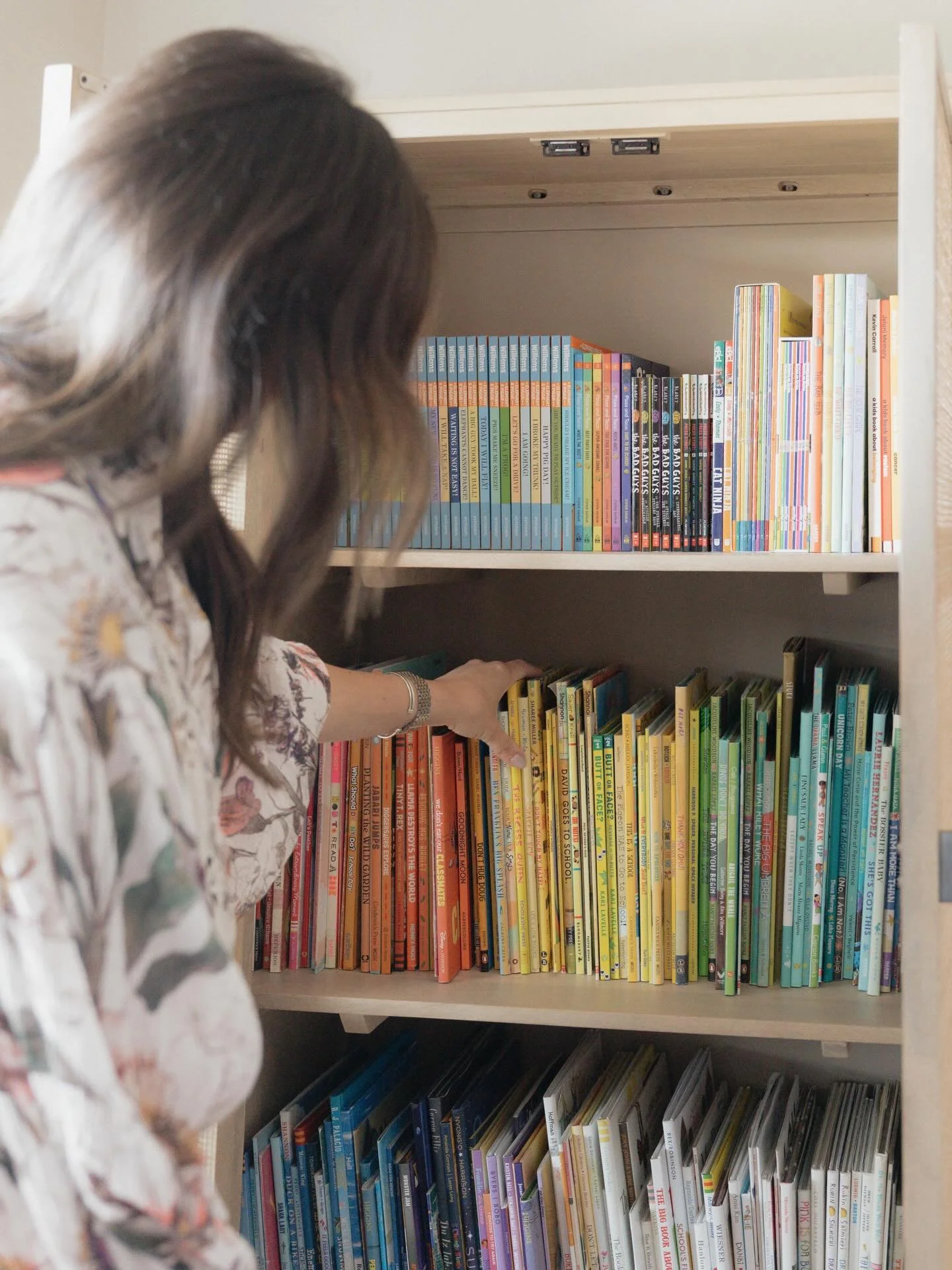 We're total bookworms at our house! I've got a ton from my teaching days and love keeping them organized so my kids can dive in. Plus, rainbow order makes it look super pretty 🌈✨
.
.
.
#nestsimply #storagesolutions #kidorganization #organization #or