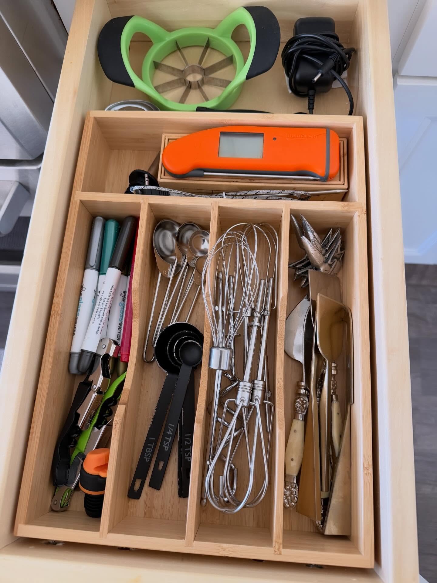 The new year is about making life easier, one small area at a time. Daily, I spend 15-20 minutes on a single task. Today&rsquo;s task was organizing a kitchen drawer. Here&rsquo;s how I did it: 
1. Completely empty the drawer 
2. Wipe it down 
3. Dec